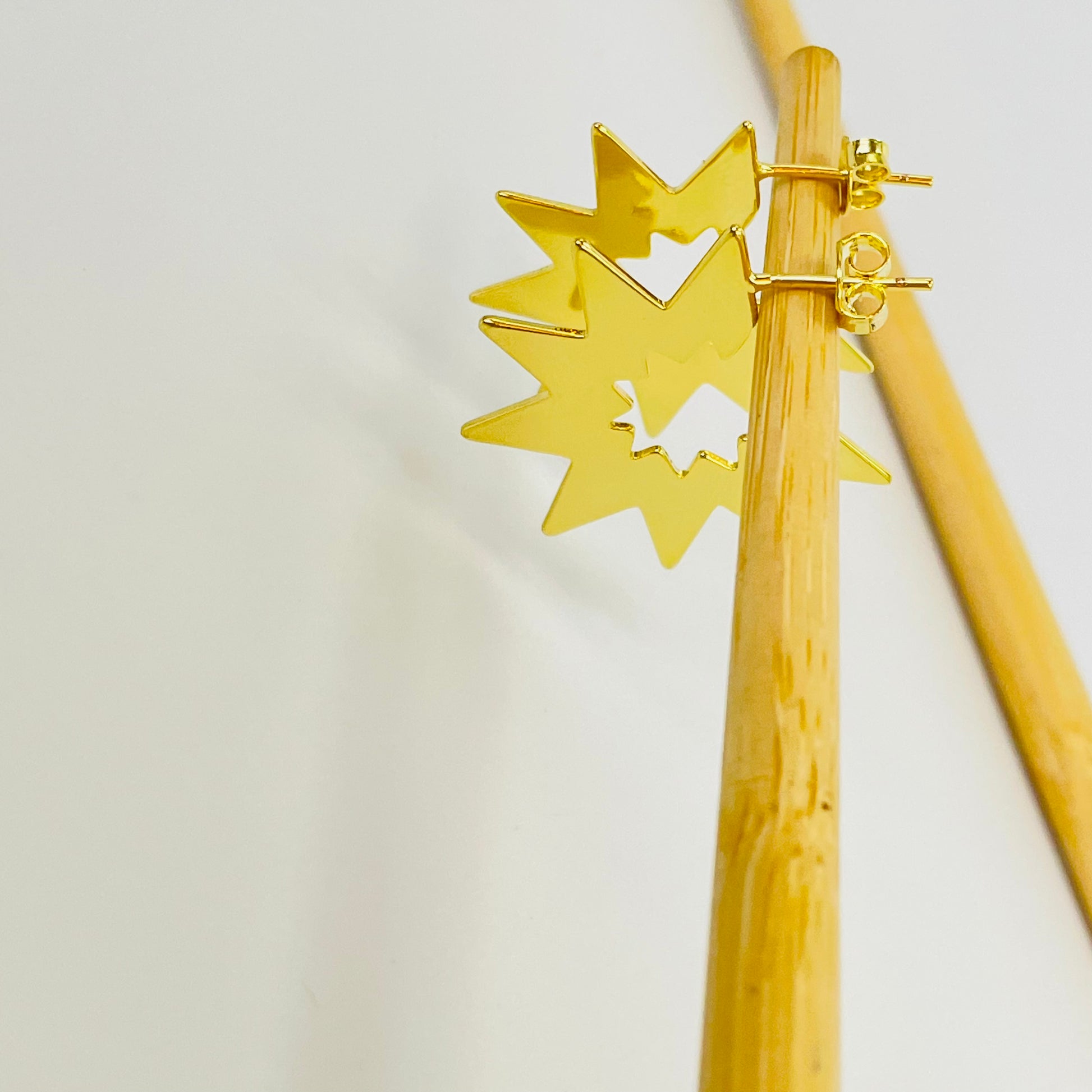 XO398 Aro Media argolla con puntas (spike) 15 x 17 mm Espesor 1 mm Aro Baño Oro Aros Bañados hecho de Bronce Bañado en Oro 18K Joyas Bañadas en Oro