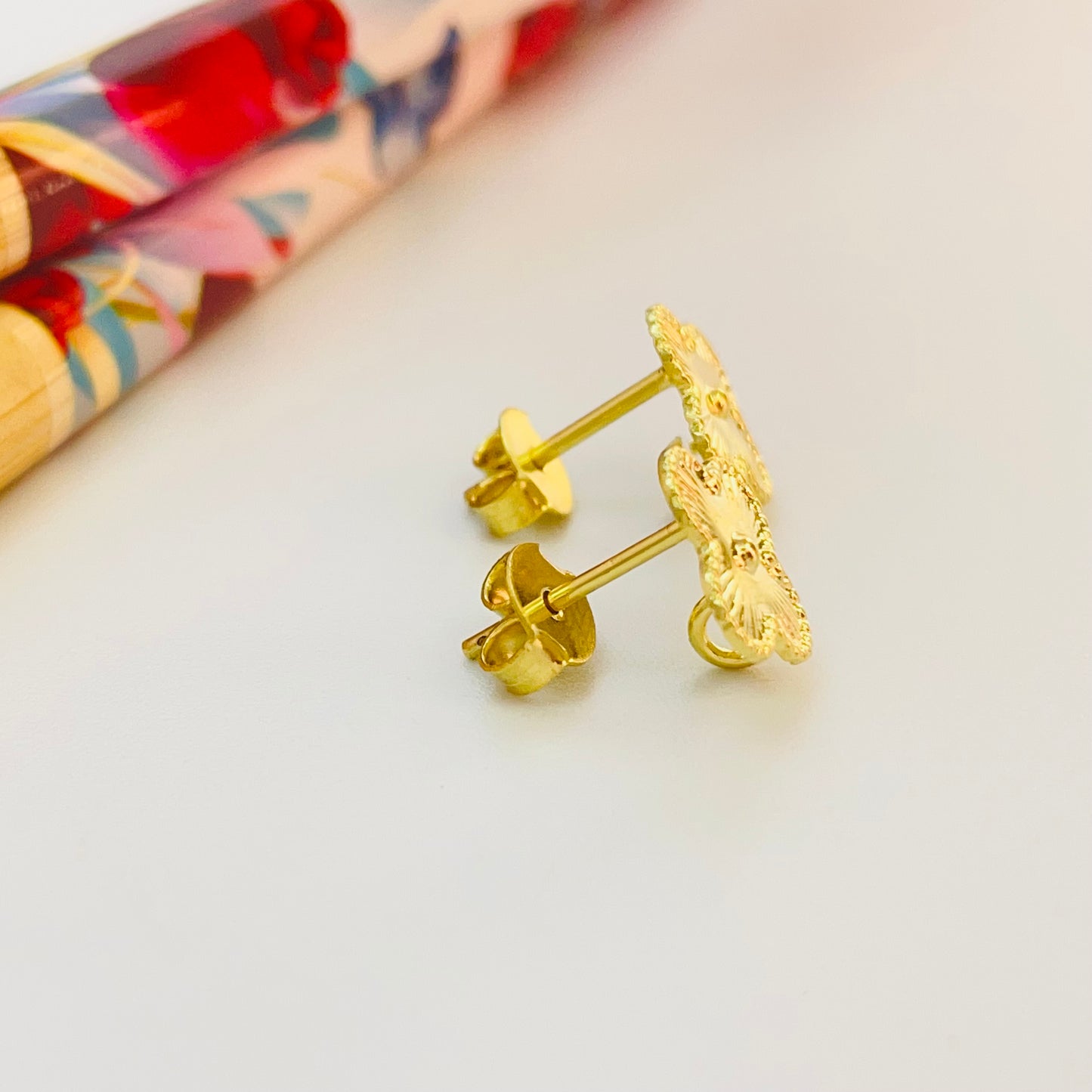 BO120 Base Trébol borde rutilado argolla posterior 10 x 10 mm Espesor 0.6 mm Base de Aro Baño Oro