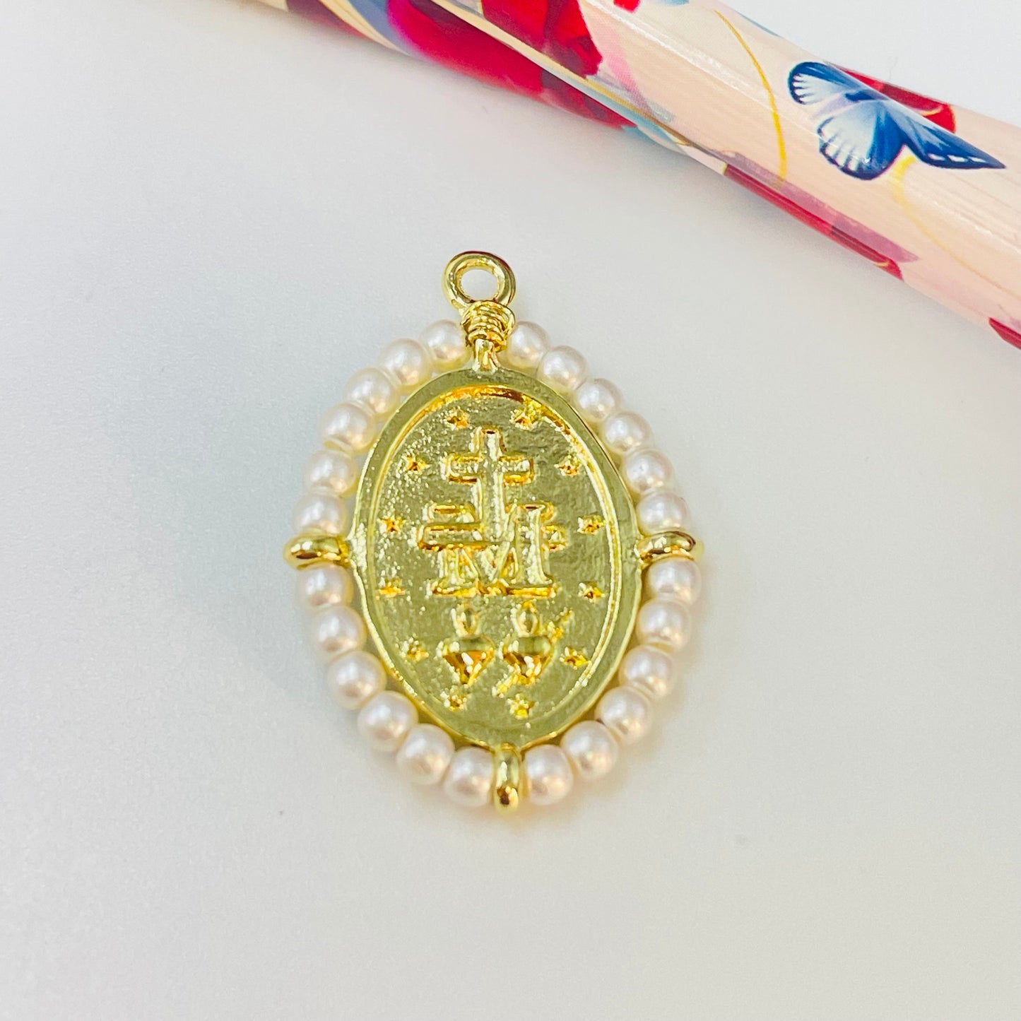 Joyas por Mayor Joyas Bañadas en Oro por Mayor Insumos para Joyas FO1144 Colgante Medalla Virgen de los Milagros con Borde de Perlas 29 x 22 mm más argollita Espesor 2.8 mm Figura Baño Oro