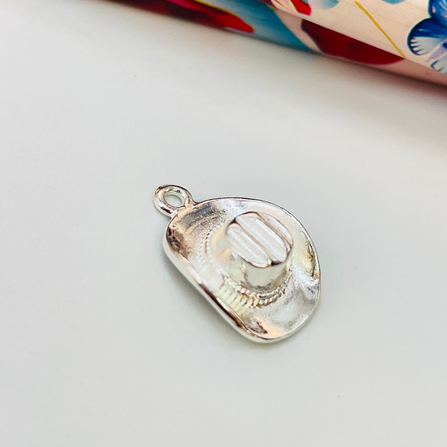 Joyas por Mayor Joyas Bañadas en Plata por Mayor Insumos para Joyas FP1148 Colgante Sombrero Cowboy 15 x 12 mm más argollita Ancho 5.5 mm Espesor 1.2 mm Figura Baño Plata
