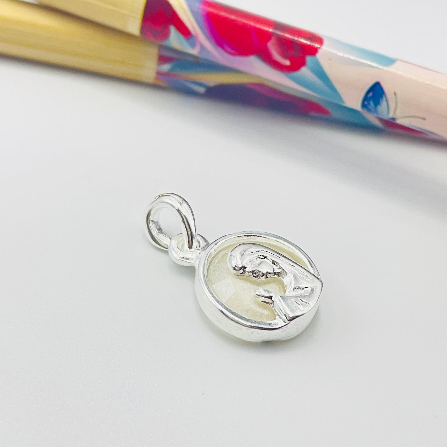 FP1050 Colgante Virgen Niña fondo Cristal diá. 13 mm más argollita más valier Figura Baño Plata