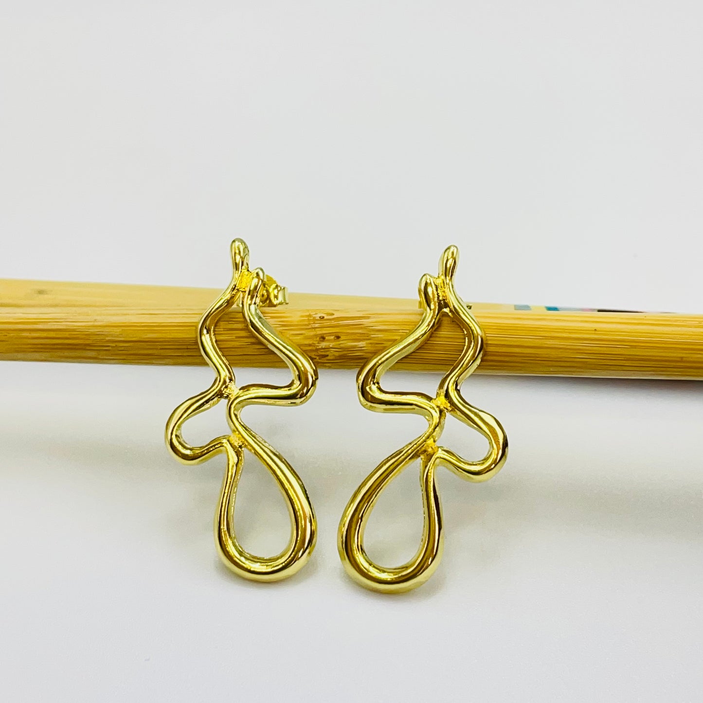 XO547 Aro Forma Orgánica Calado 32 x 18 mm Espesor 2 mm Aro Baño Oro