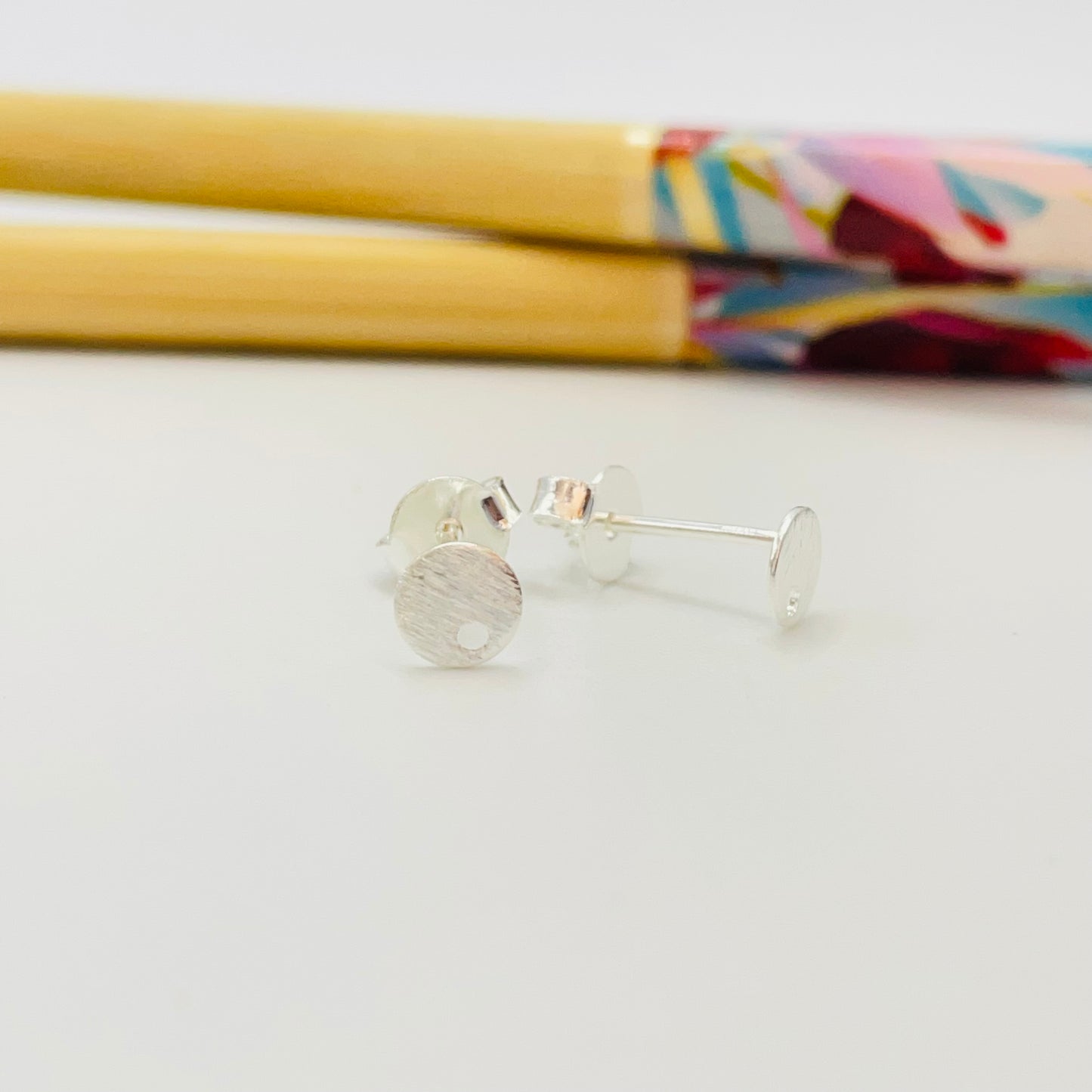 Joyas por Mayor Joyas Bañadas en Plata por Mayor Insumos para Joyas BP109 Base de Aro Redonda Mini perforación inferior Diá. 5 mm Espesor 0.5 mm Base de Aro Baño Plata