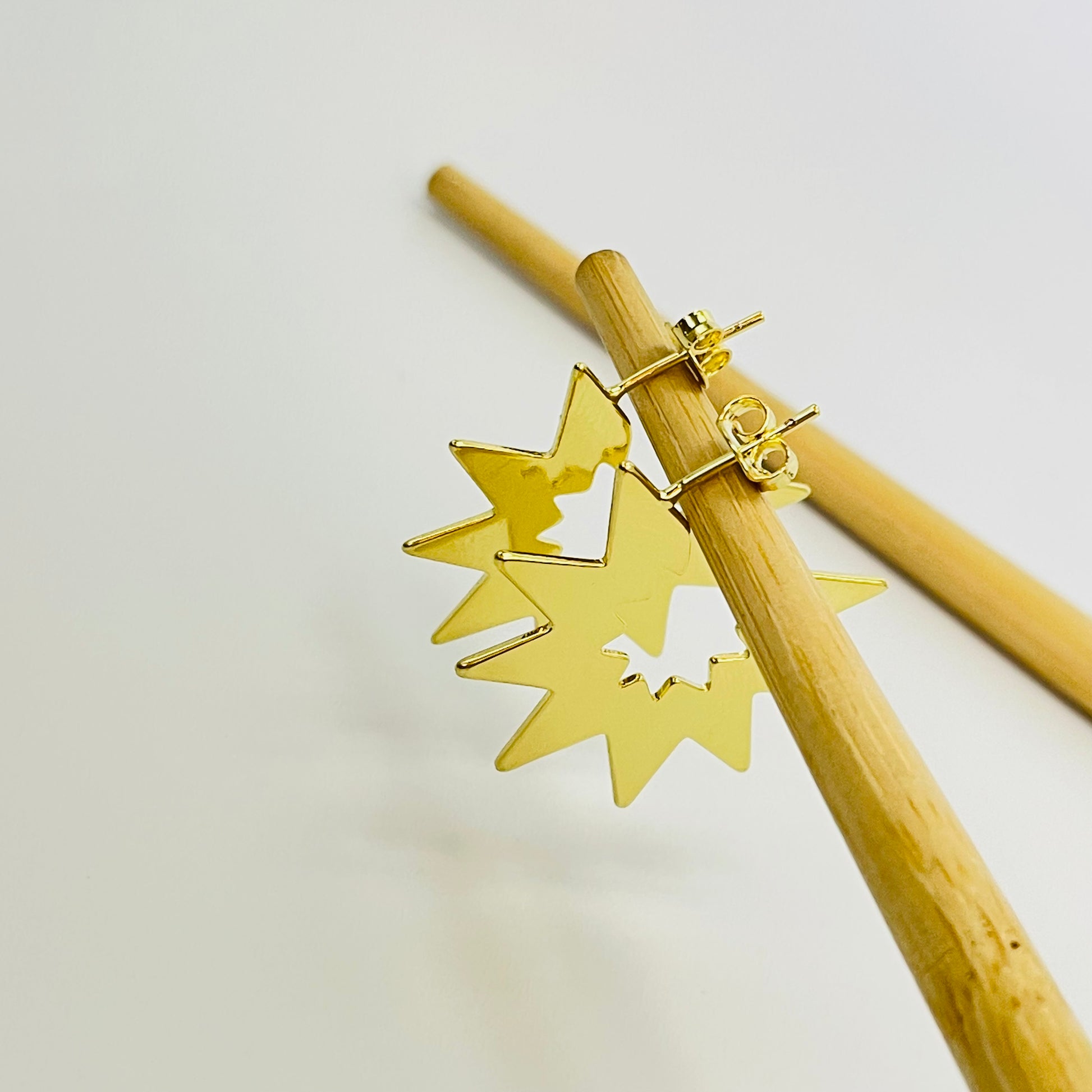 XO398 Aro Media argolla con puntas (spike) 15 x 17 mm Espesor 1 mm Aro Baño Oro Aros Bañados hecho de Bronce Bañado en Oro 18K Joyas Bañadas en Oro