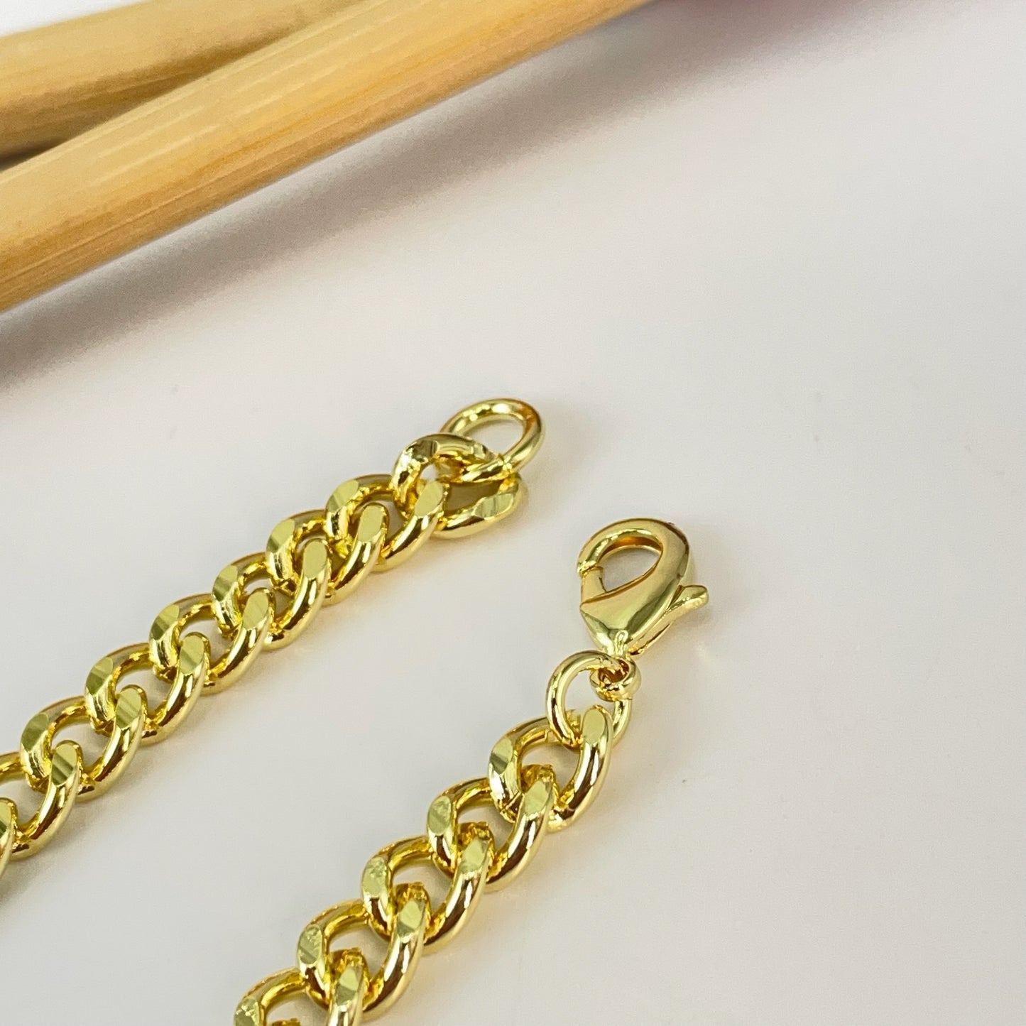PO15 Pulsera tipo Cartier 79 Largo 18 cm Ancho 6 mm Eslabón 6 x 6 mm Espesor app. 3 mm Pulsera Baño Oro Pulseras hecho de Bronce Bañado en Oro 18K Joyas Bañadas en Oro