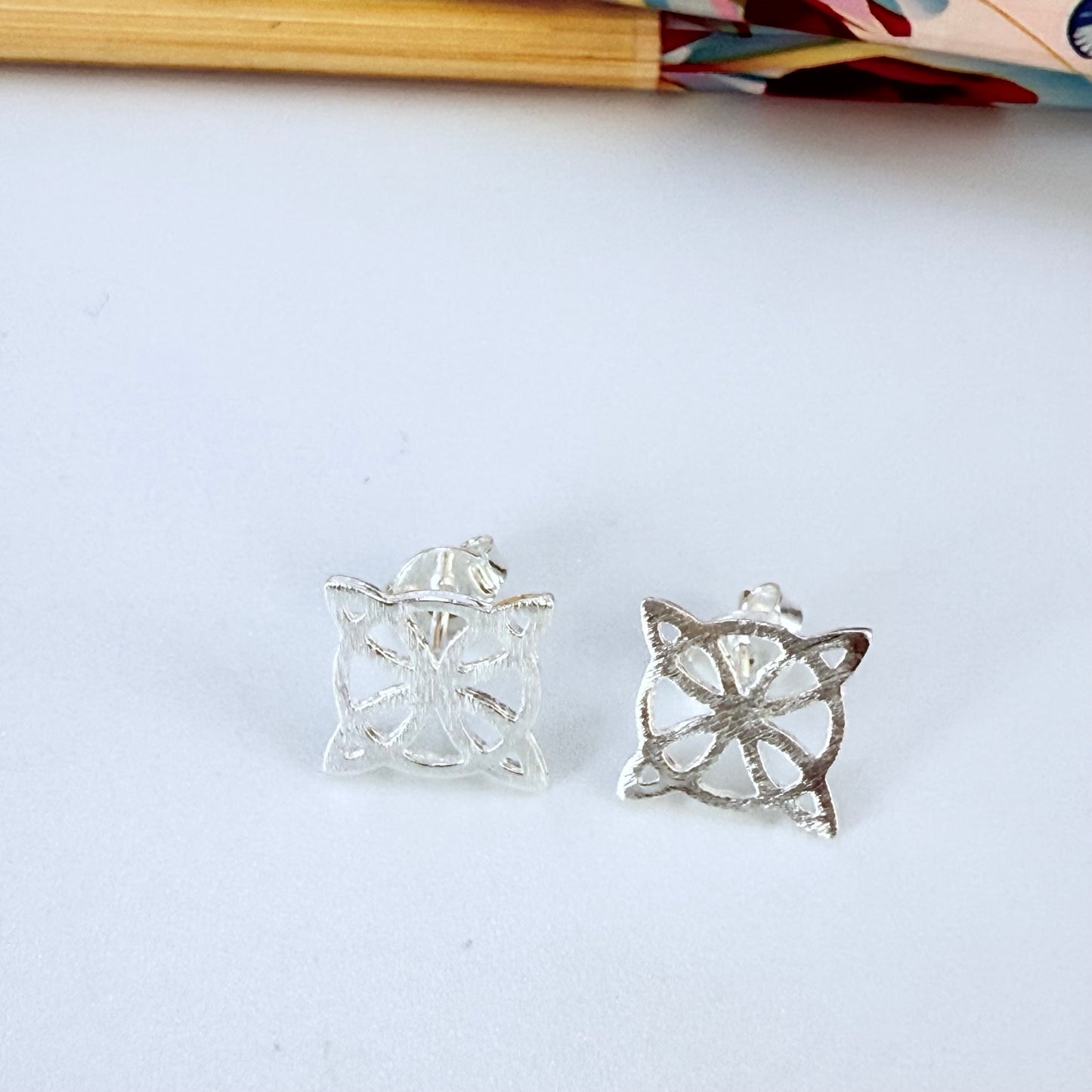 Joyas por Mayor Joyas Bañadas en Plata por Mayor Insumos para Joyas XP561 Aro Nudo de Bruja Lijado 15 x 15 mm Espesor 1 mm Aro Baño Plata