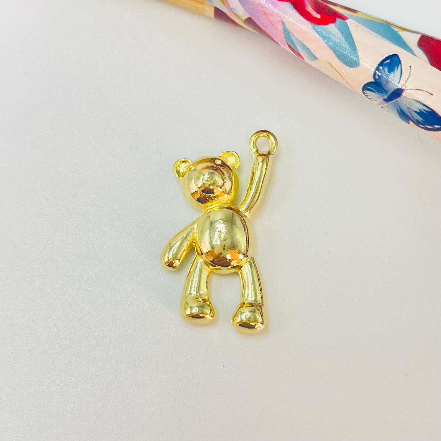 Joyas por Mayor Joyas Bañadas en Oro por Mayor Insumos para Joyas FO1147 Colgante Oso con mano en alto 25 x 18 mm más argollita Espesor 4 mm Figura Baño Oro