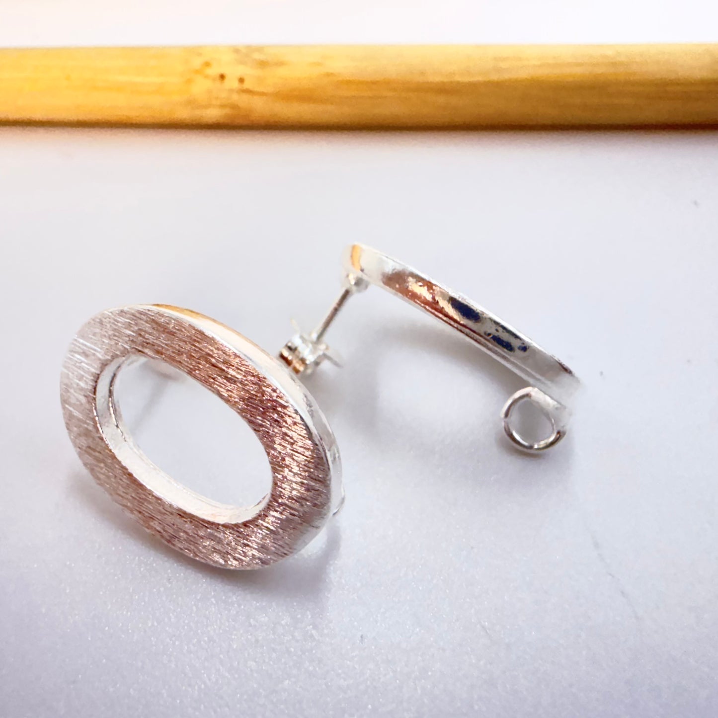 Joyas por Mayor Joyas Bañadas en Plata por Mayor Insumos para Joyas BP116 Base de Aro Ovalada Calada Argolla Posterior 18 x 13 mm Espesor 2.2 mm Base de Aro Baño Plata