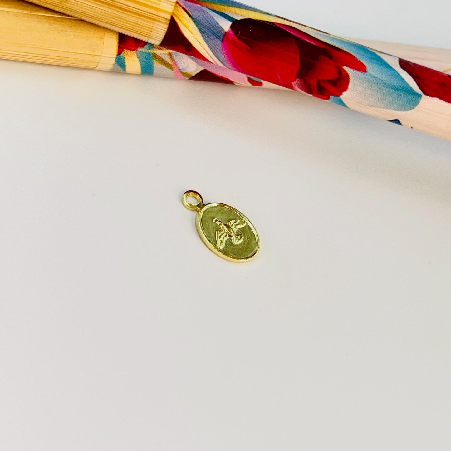 Joyas por Mayor Joyas Bañadas en Oro por Mayor Insumos para Joyas FO1211 Mini Colgante Ovalado Espíritu Santo 9 x 7 mm más Argollita Espesor 1 mm Figura Baño Oro