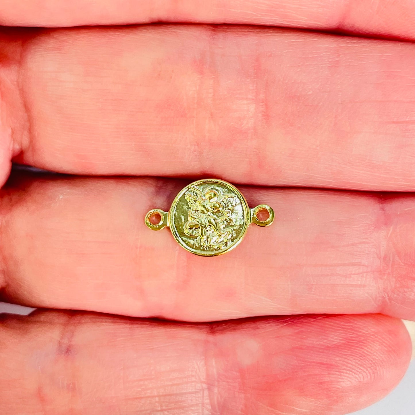 Joyas por Mayor Joyas Bañadas en Oro por Mayor Insumos para Joyas FO1199 Conector Arcángel San Miguel Doble Faz Diá. 9 mm mas argollitas Espesor 1 mm Figura Baño Oro