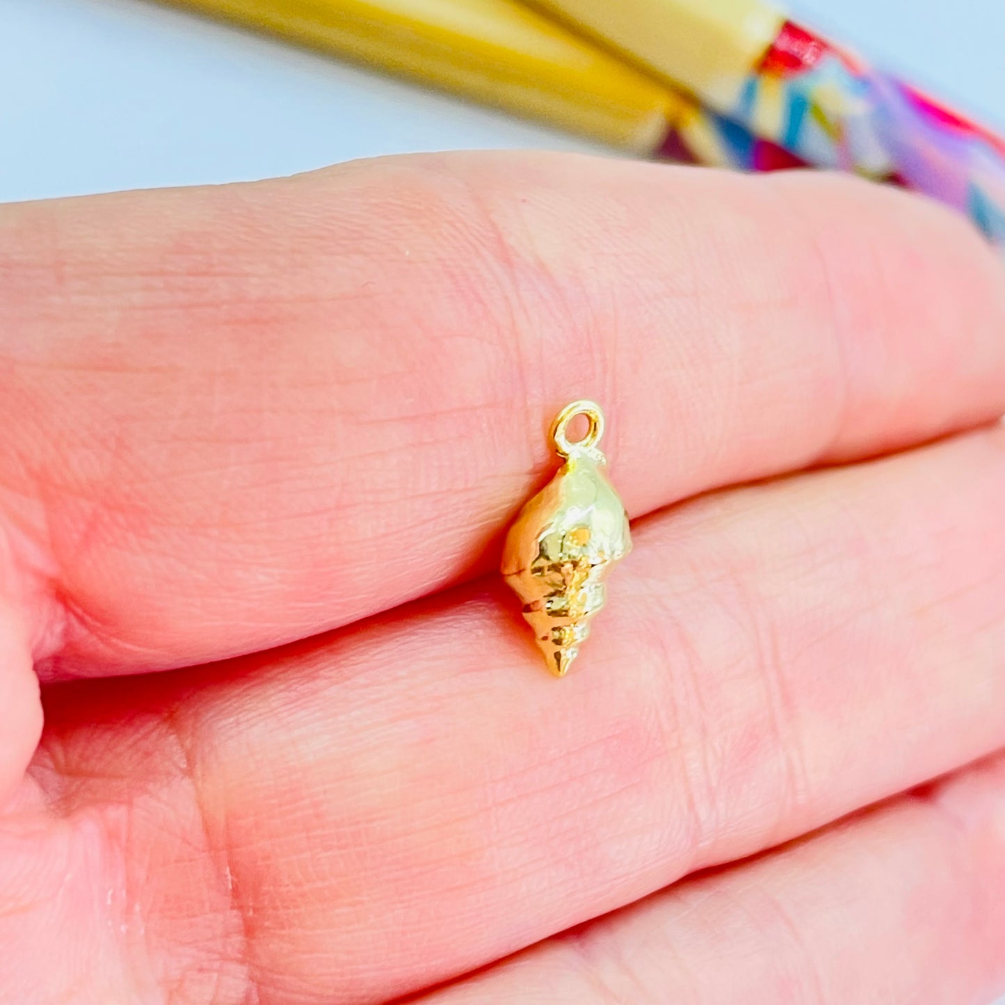 FO846 Colgante Mini Caracol de Mar 12x6 mm incluye argollita Figura Baño Oro