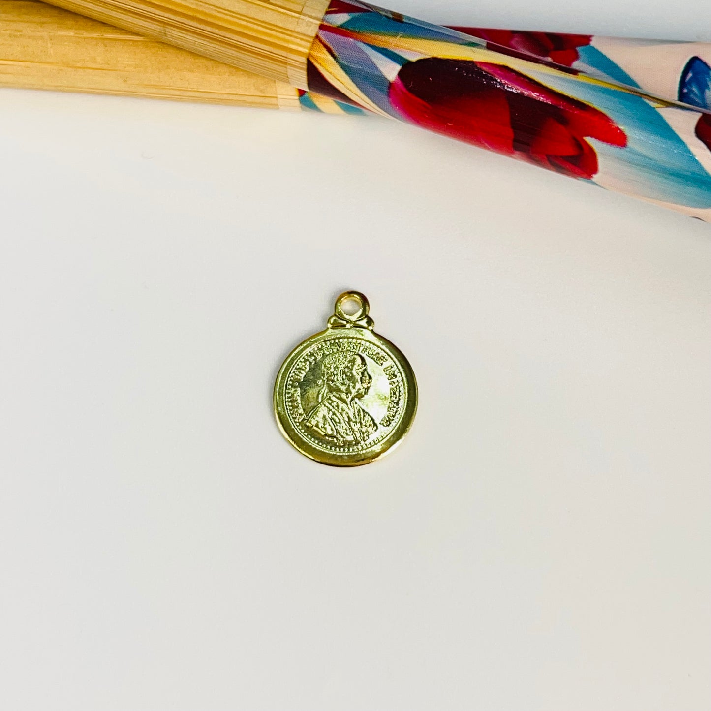 Joyas por Mayor Joyas Bañadas en Oro por Mayor Insumos para Joyas FO1193 Colgante Moneda Austriaca Doble Faz Borde Liso Diá. 11 mm más argollita Espesor 1 mm Figura Baño Oro