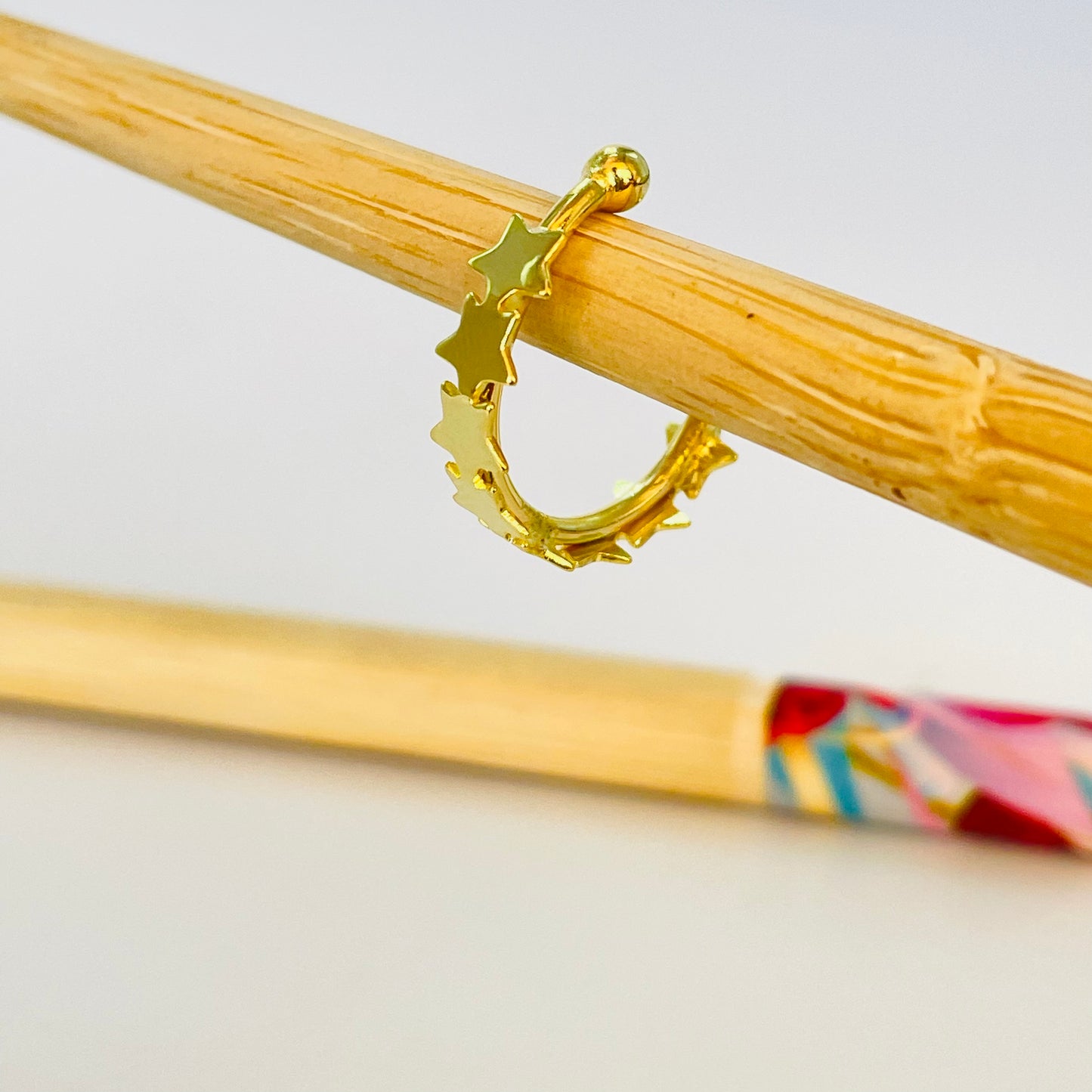 XO411 Cuff Estrellas Diá. 15 mm Ancho estrellitas 4 mm Aro Baño Oro Aros Bañados hecho de Bronce Bañado en Oro 18K Joyas Bañadas en Oro