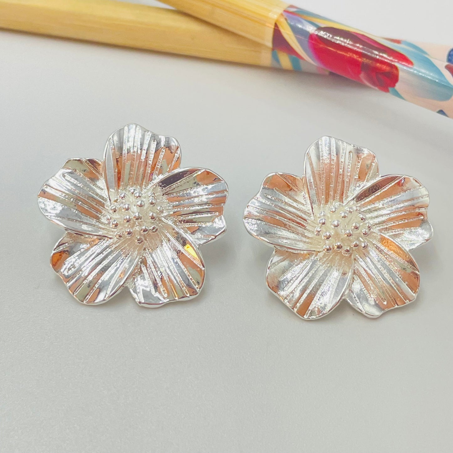 Joyas por Mayor Joyas Bañadas en Plata por Mayor Insumos para Joyas XP478 Aro Flor 5 Pétalos anchos rayitas en relieve y bolitas en el centro 27 mm Espesor 1.2 mm Aro Baño Plata