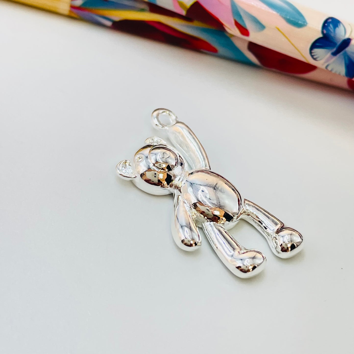 Joyas por Mayor Joyas Bañadas en Plata por Mayor Insumos para Joyas FP1147 Colgante Oso con mano en alto 25 x 18 mm más argollita Espesor 4 mm Figura Baño Plata