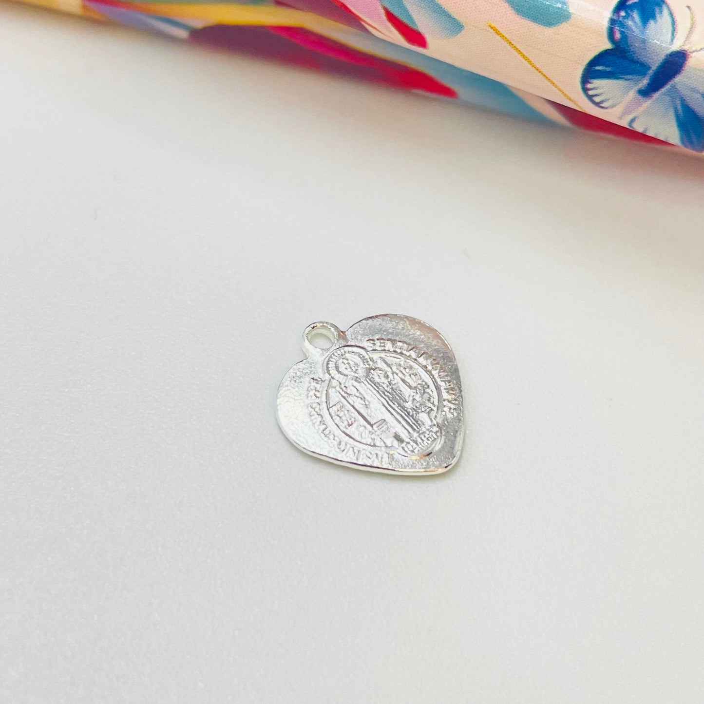 Joyas por Mayor Joyas Bañadas en Plata por Mayor Insumos para Joyas FP1152 Colgante Corazón San Benito Doble Faz Estampado 11.5 x 11.5 mm Espesor 1 mm Figura Baño Plata