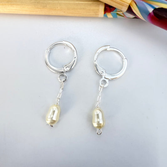 Joyas por Mayor Joyas Bañadas en Plata por Mayor Insumos para Joyas XP562 Aro Argolla con Perla tipo Río de 7x5 mm Largo Total 30 mm Largo cadena 18 mm Aro Baño Plata