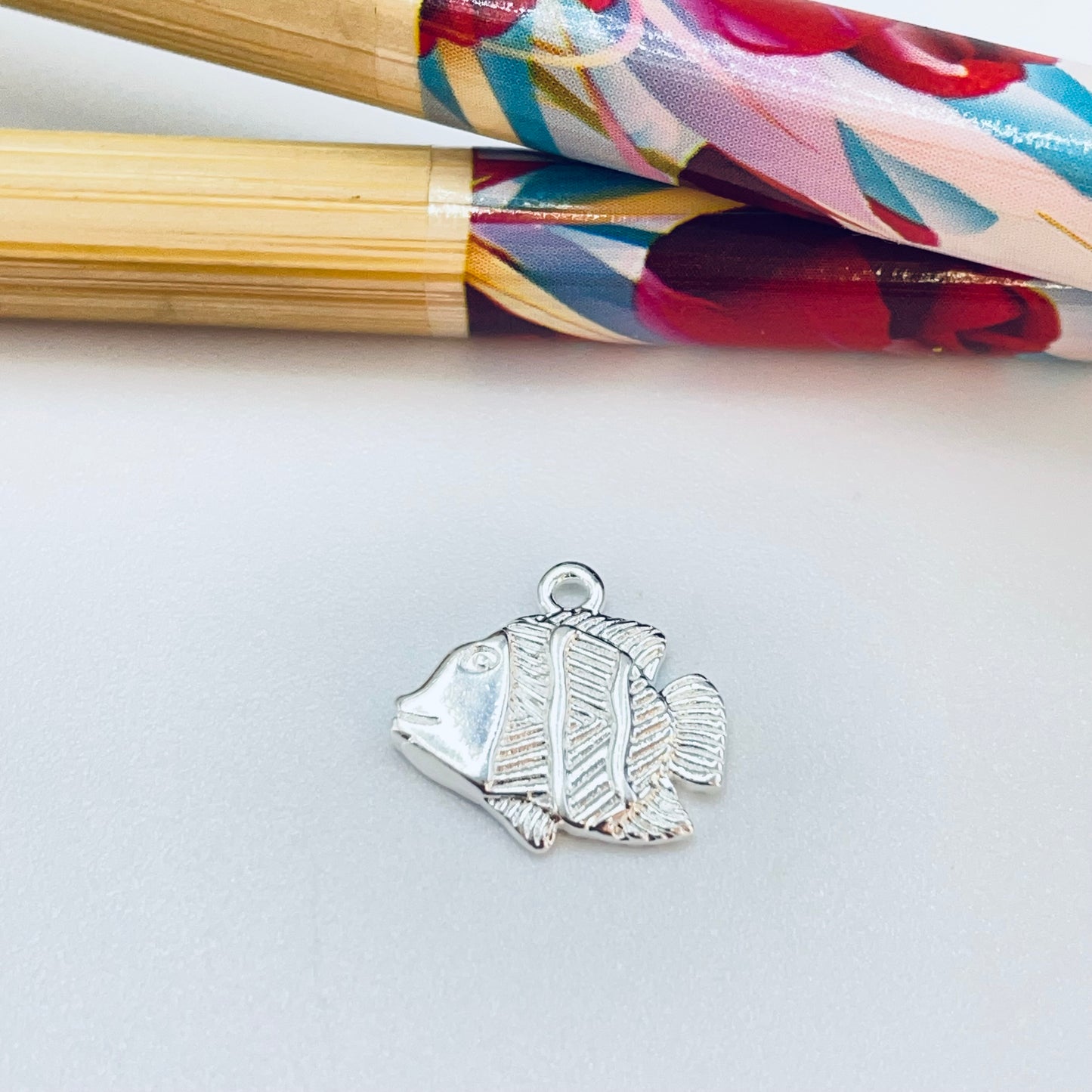 FP1234 Pez Payaso 10 x 12 mm más argollita Espesor 1.5 mm Figura Baño Plata