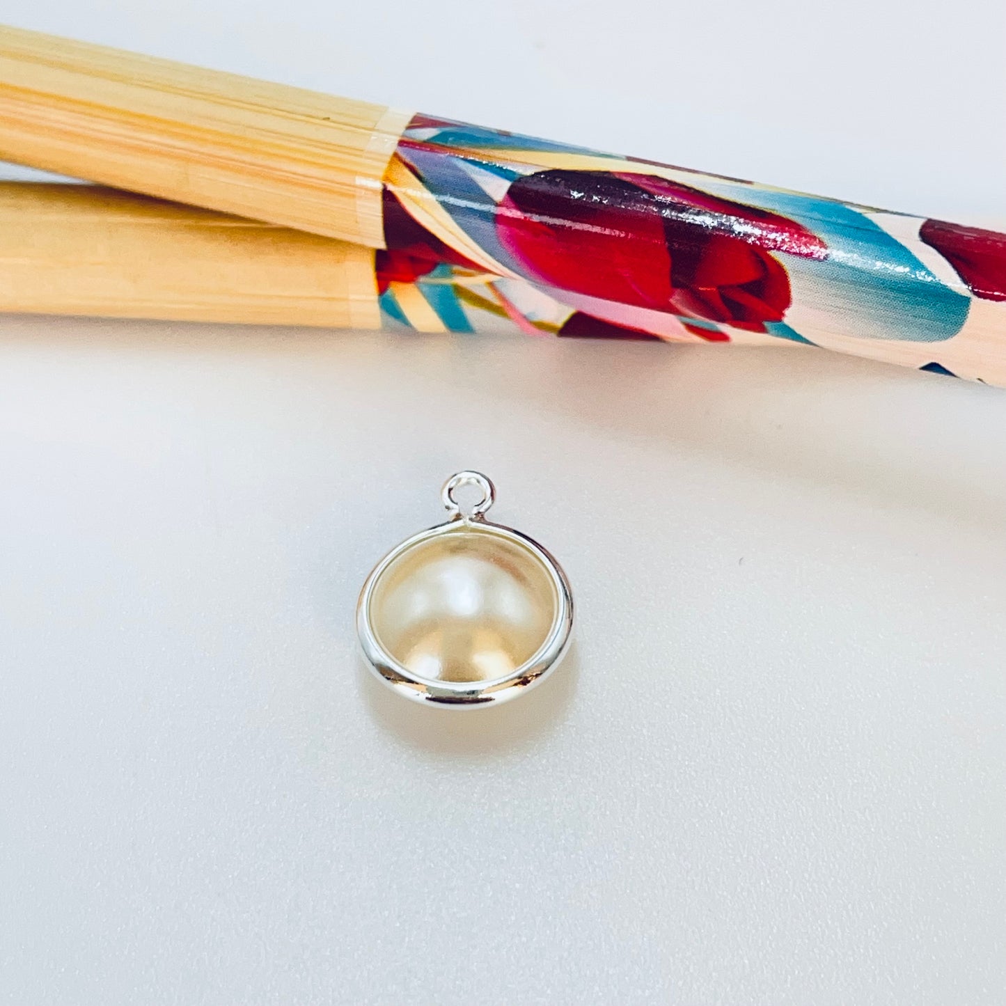 FP1182 Colgante Perla Diá. 10 mm más argollitas Espesor 6 mm Figura Baño Plata