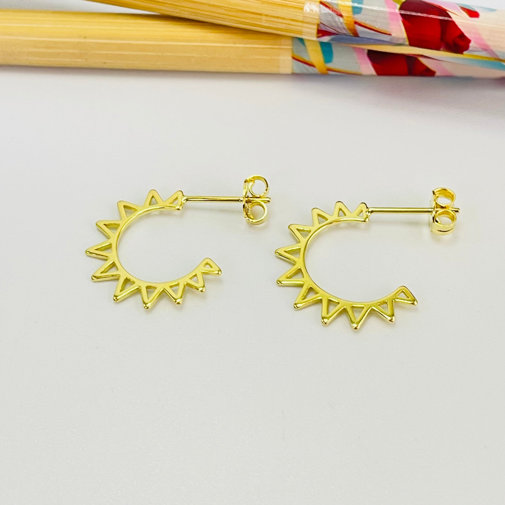 XO396 Aro Argolla Puntas Caladas 20 mm Espesor 1 mm Aro Baño Oro Aros Bañados hecho de Bronce Bañado en Oro 18K Joyas Bañadas en Oro