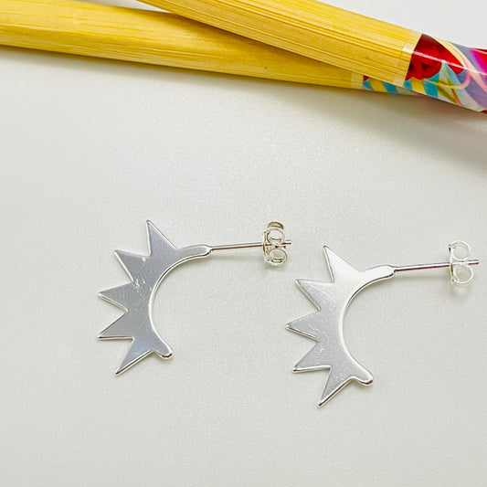 XP398 Aro Media argolla con puntas (spike) 15 x 17 mm Espesor 1 mm Aro Baño Plata Aros Bañados hecho de Bronce Bañado en Plata 50 ml Joyas Bañadas en Plata