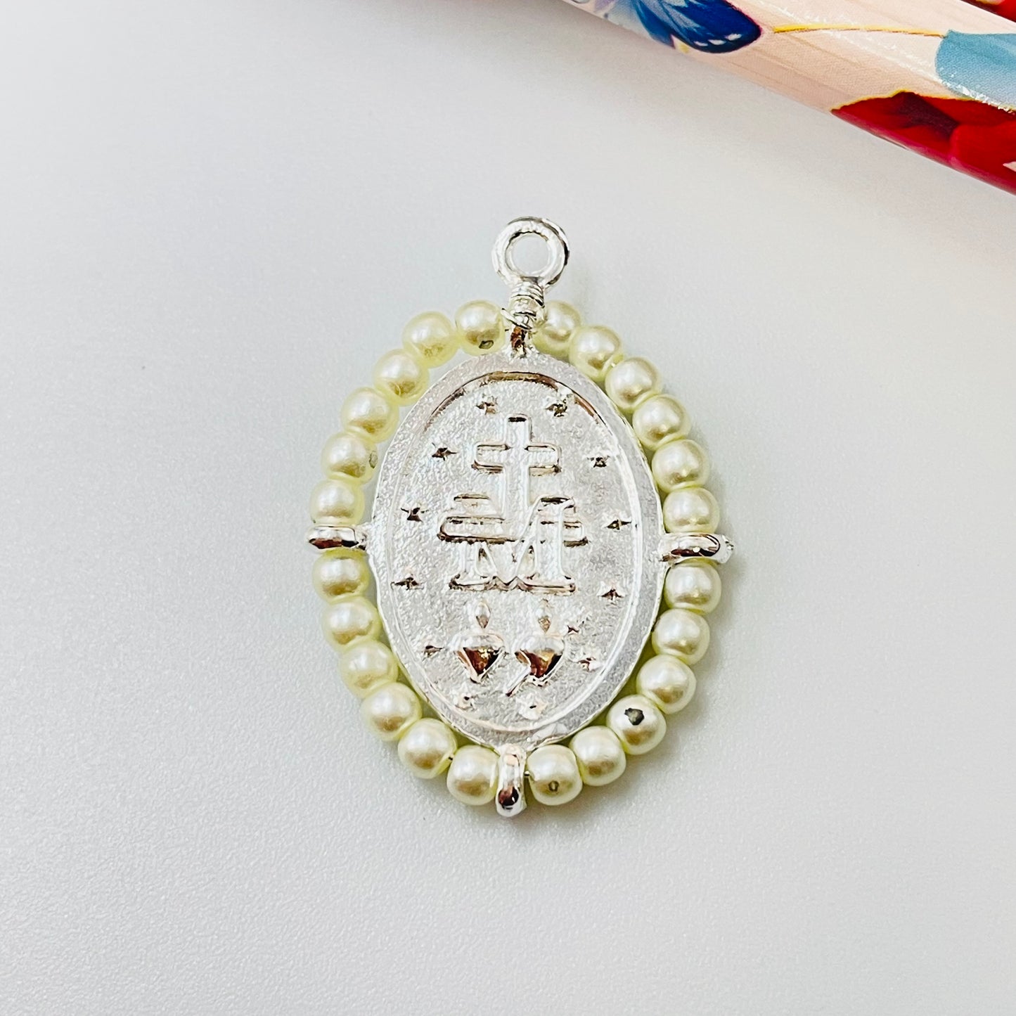 Joyas por Mayor Joyas Bañadas en Plata por Mayor Insumos para Joyas FP1144 Colgante Medalla Virgen de los Milagros con Borde de Perlas 29 x 22 mm más argollita Espesor 2.8 mm Figura Baño Plata