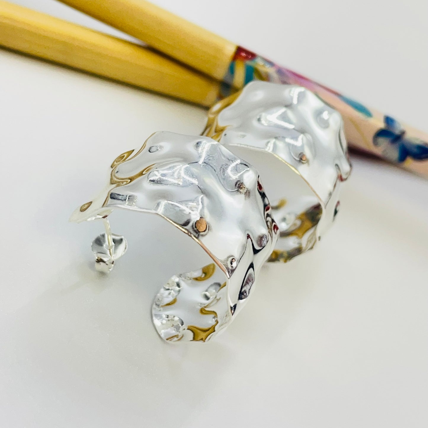 XP553 Argolla Martelada diá. 25 mm Ancho 15 mm Espesor 1 mm Aro Baño Plata