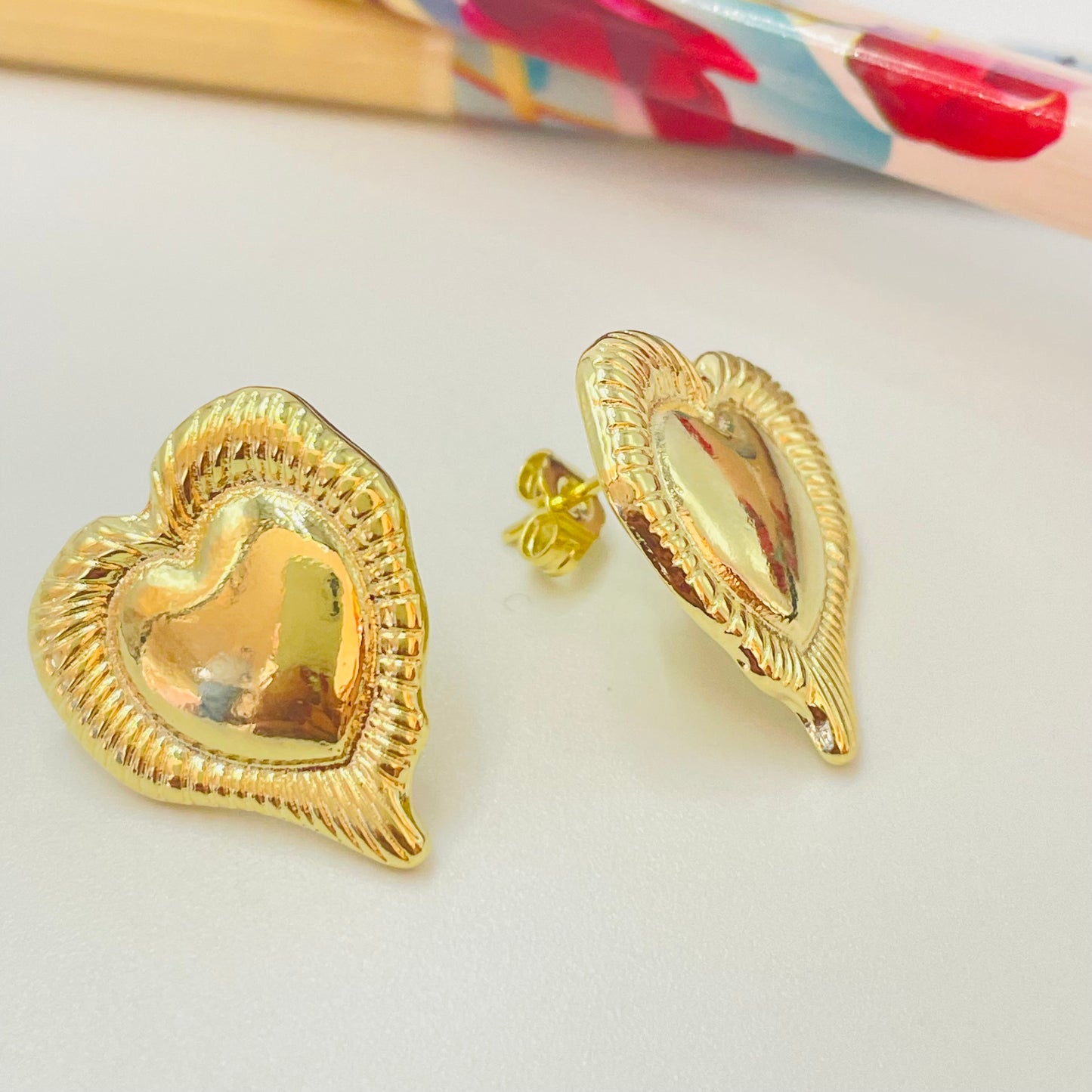 Joyas por Mayor Joyas Bañadas en Oro por Mayor Insumos para Joyas XO477 Aro Corazón irregular borde con rayitas estampadas 20 x 18 mm Espesor 1.2 mm Aro Baño Oro