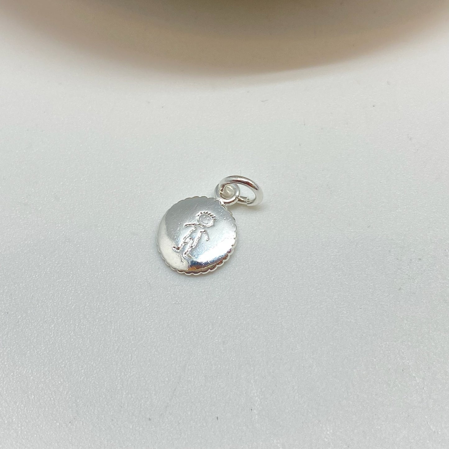 Joyas por Mayor Joyas Bañadas en Plata por Mayor Insumos para Joyas FP1238 Colgante Medalla Niñito Estampada Diá. 10 mm con argollita de 5 mm Espesor 1.2 mm Borde acanalado Figura Baño Plata