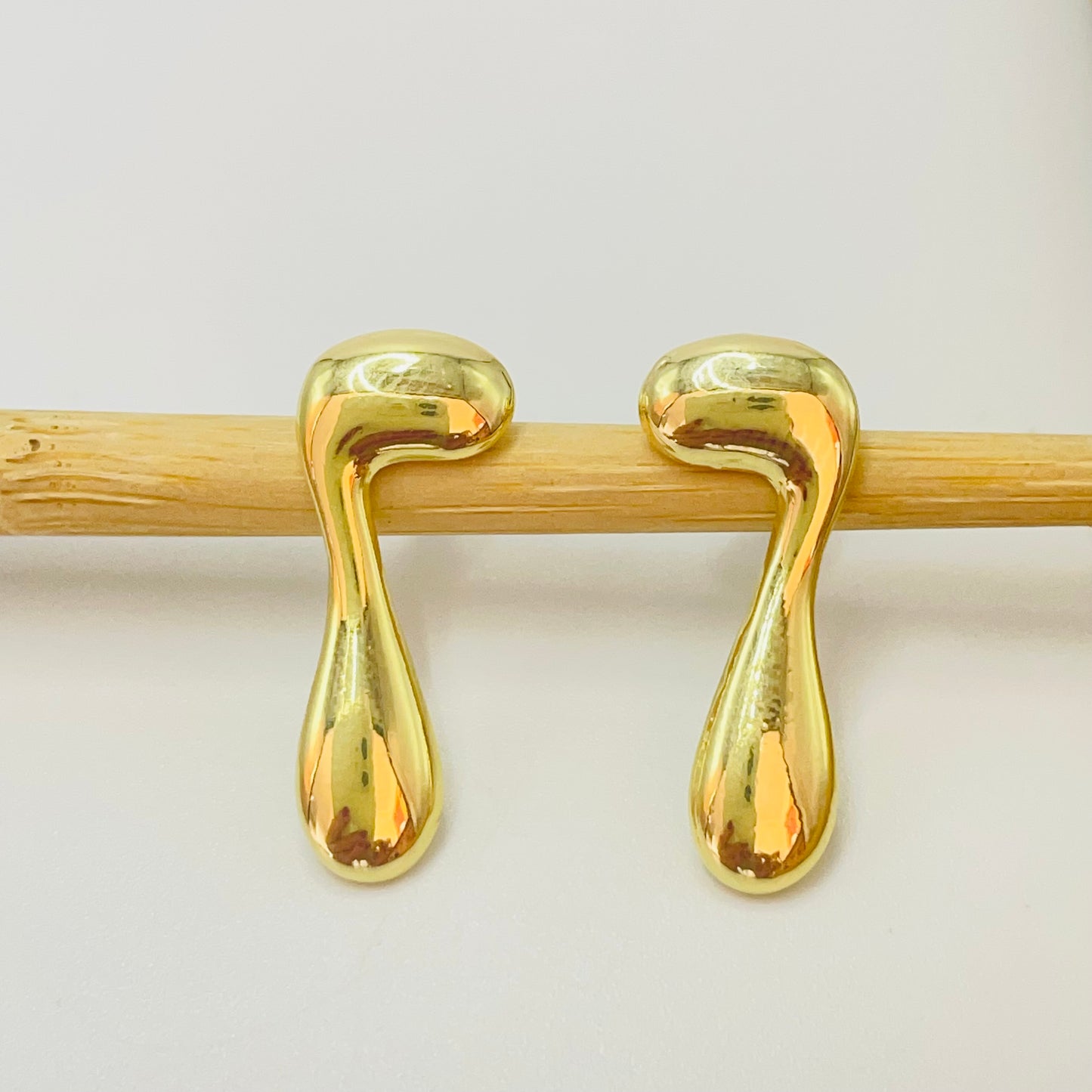 Joyas por Mayor Joyas Bañadas en Oro por Mayor Insumos para Joyas XO473 Aro Orgánico Simple 20 x 11 mm Espesor 1.2 mm Aro Baño Oro