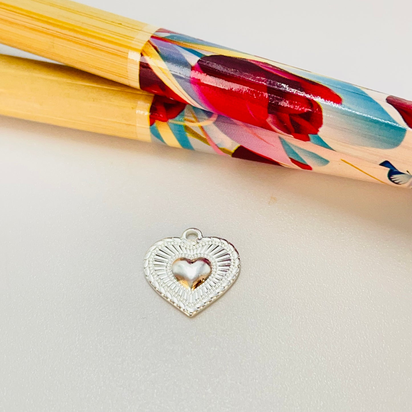 Joyas por Mayor Joyas Bañadas en Plata por Mayor Insumos para Joyas FP1203 Colgante Sagrado Corazón Borde Trenzado 10 x 10 mm más argollita Espesor 1 mm Figura Baño Plata