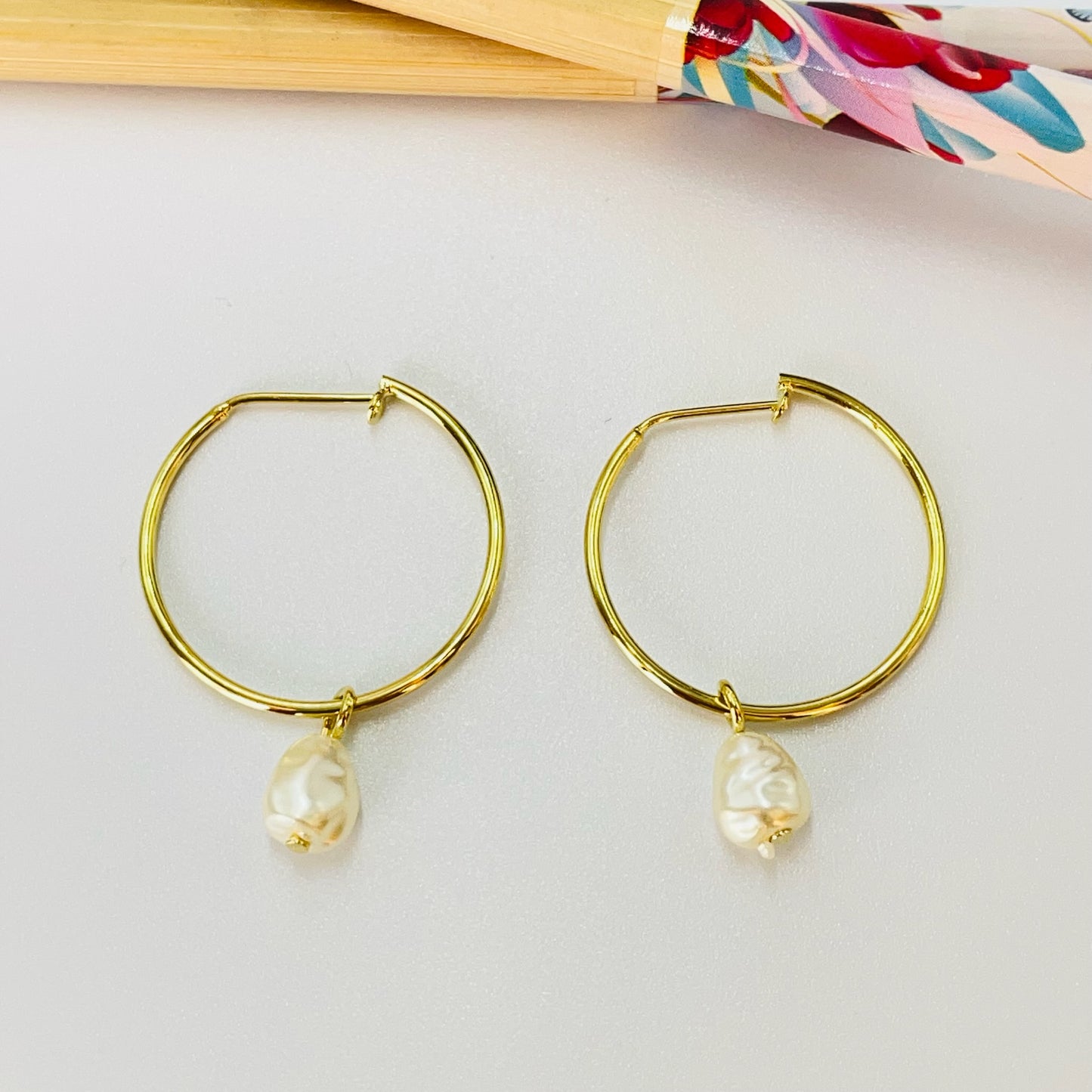 Joyas por Mayor Joyas Bañadas en Oro por Mayor Insumos para Joyas XO535 Aro Argolla con Perla Barroca Colgante de 9 x 8 mm Diá. 20 mm Espesor 1 mm Aro Baño Oro