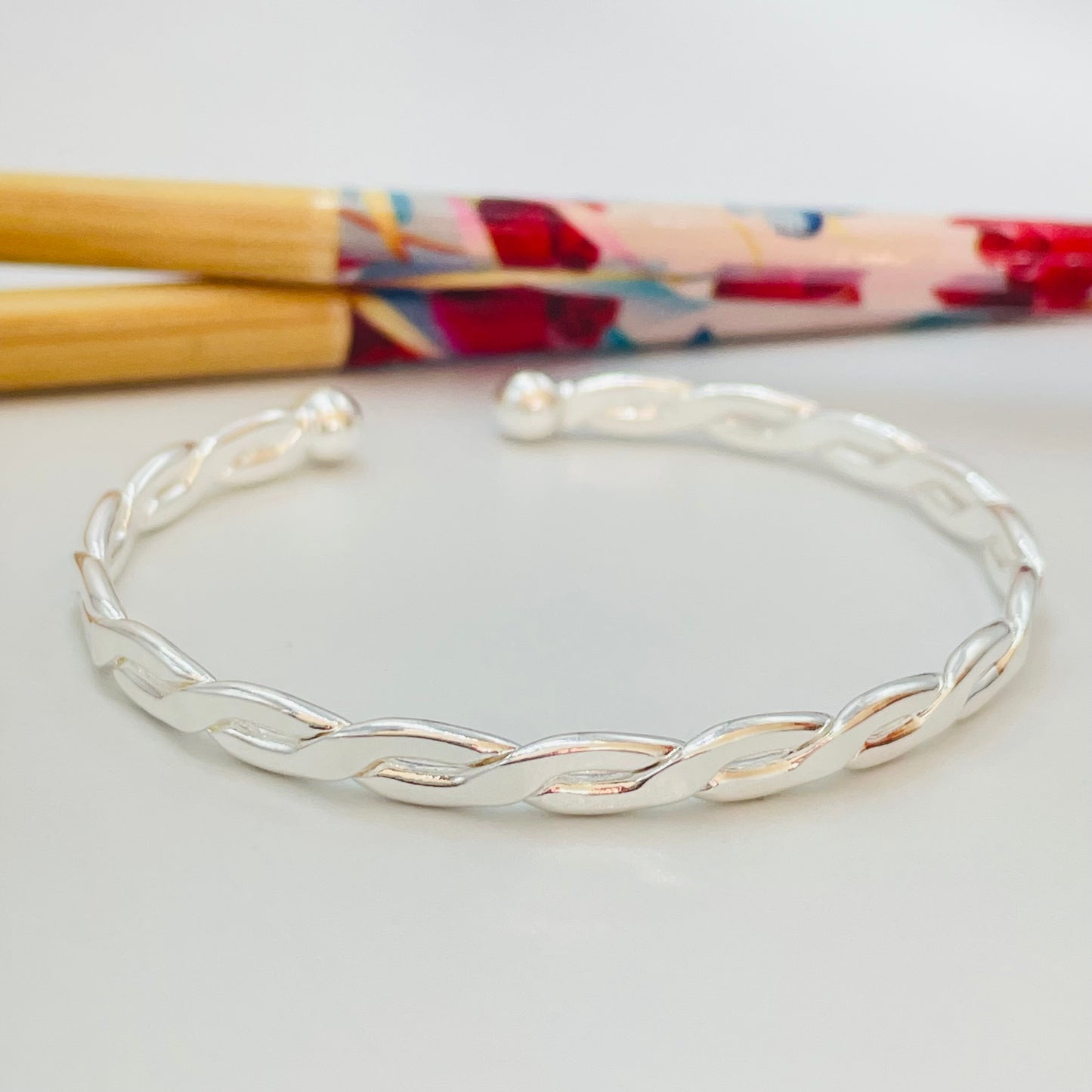 Joyas por Mayor Joyas Bañadas en Plata por Mayor Insumos para Joyas EP29 Esclava Trenzada con Terminal Bolita de 5 mm 58 x 50 mm Ancho 4 mm Espesor 2 mm Esclava Baño Plata