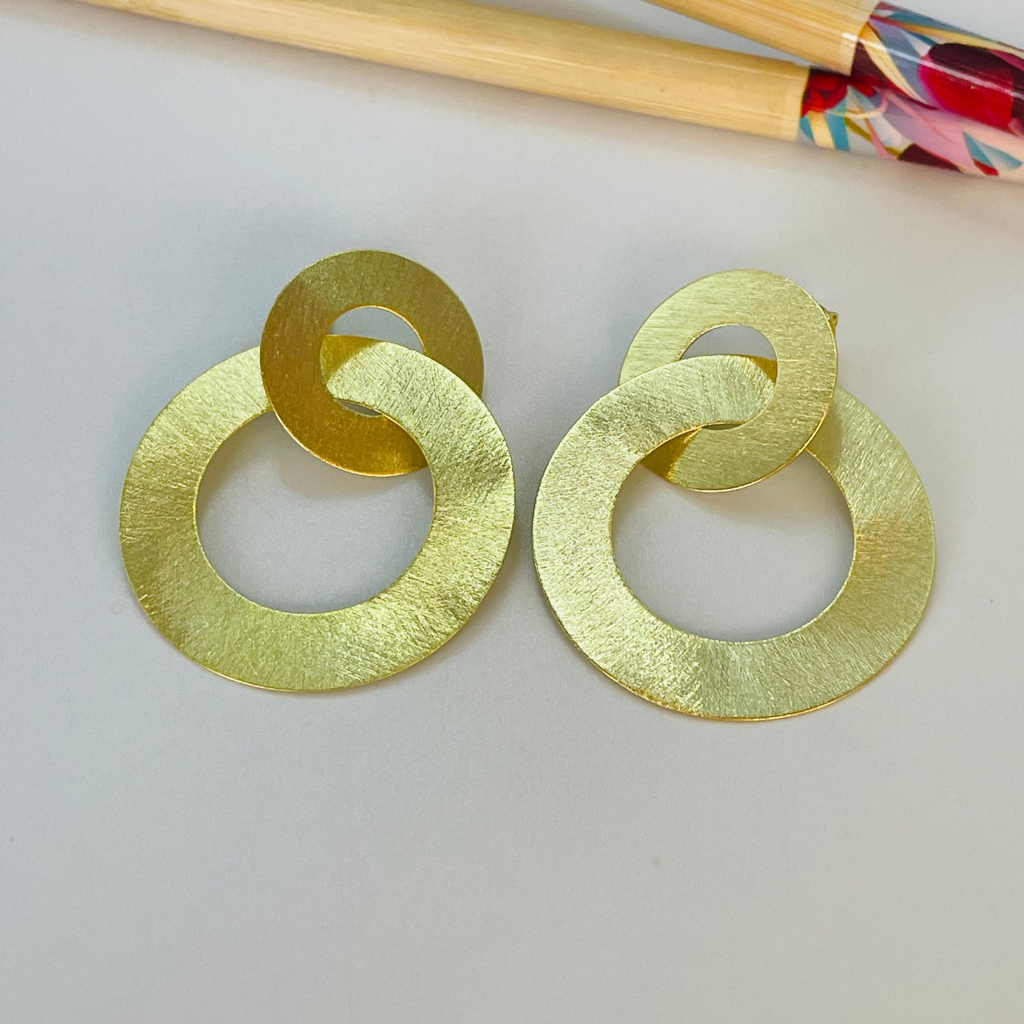 XO408 Aro 2 Argollas Lijadas Entrelazadas 1 diá. 20 mm otra diá. 35 mm Largo Total 38 mm Espesor 0.6 mm Aro Baño Oro Aros Bañados hecho de Bronce Bañado en Oro 18K Joyas Bañadas en Oro