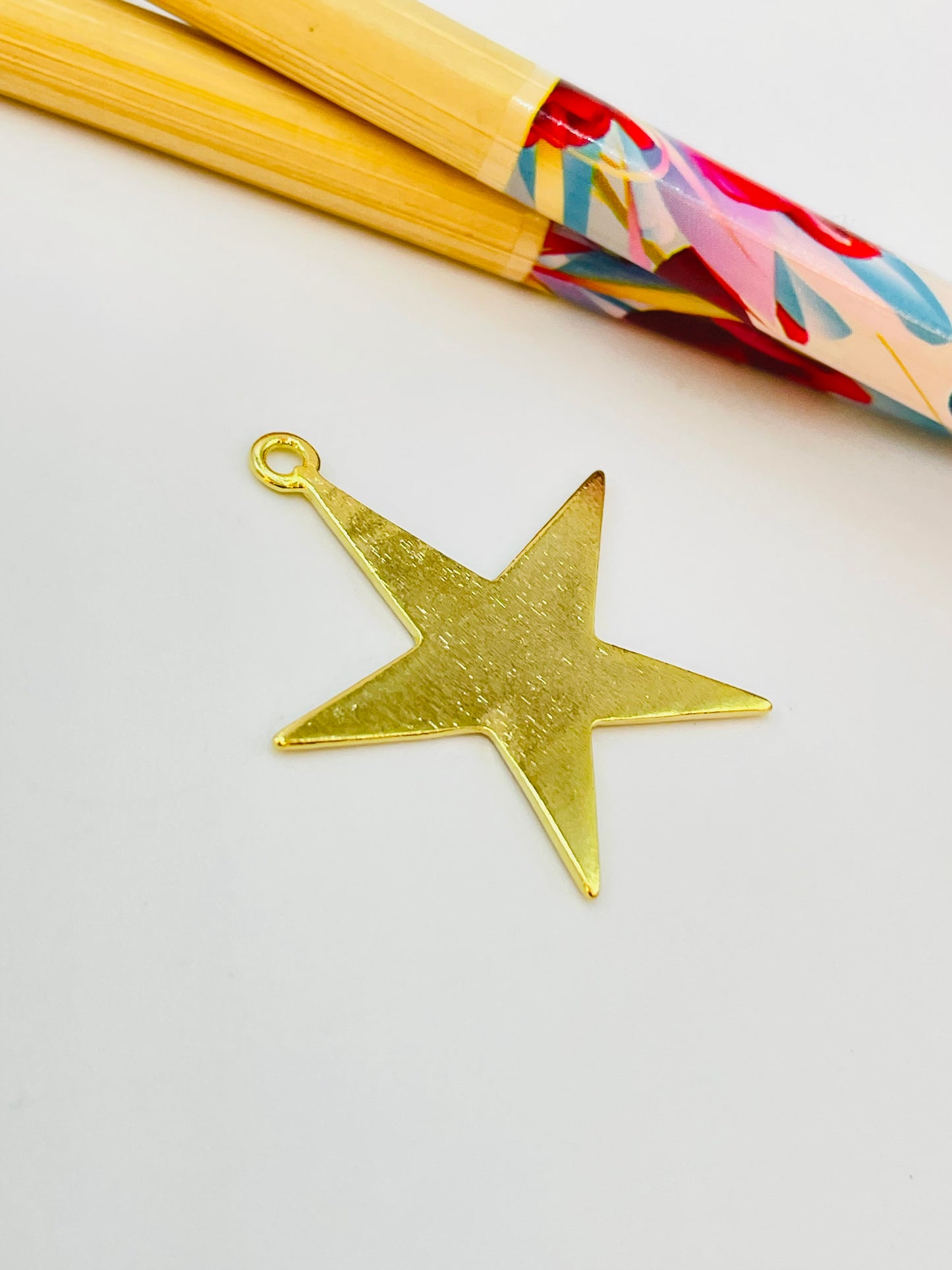 FO1120 Colgante Estrella Irregular Doble Faz Lijada y Martelado 30 x 30 mm más argollita Espesor 1 mm Figura Baño Oro