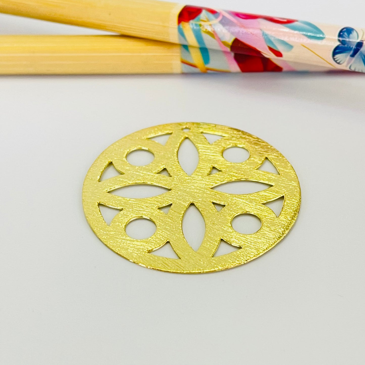 FO1097 Colgante Figura Calada Lijada diá. 35 mm Espesor 0.8 mm Figura Baño Oro Figuras Bañadas hecho de Bronce Bañado en Oro 18K Joyas Bañadas en Oro