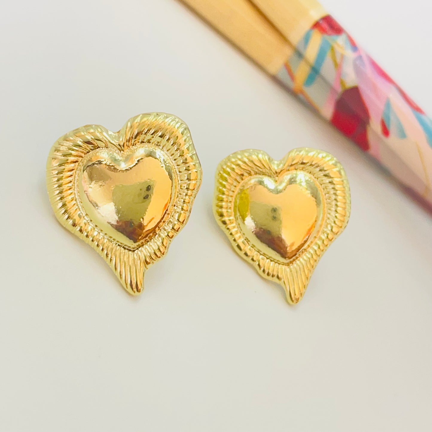 Joyas por Mayor Joyas Bañadas en Oro por Mayor Insumos para Joyas XO477 Aro Corazón irregular borde con rayitas estampadas 20 x 18 mm Espesor 1.2 mm Aro Baño Oro