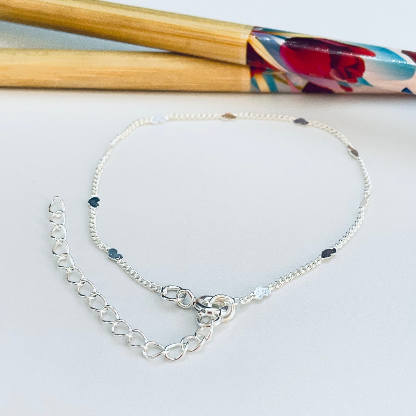 Joyas por Mayor Joyas Bañadas en Plata por Mayor Insumos para Joyas PP34 Pulsera Cadena Grumet 2 mm y Mini Corazones de 3 mm Largo 15 cm más extensor de 5 cm Pulsera Baño Plata