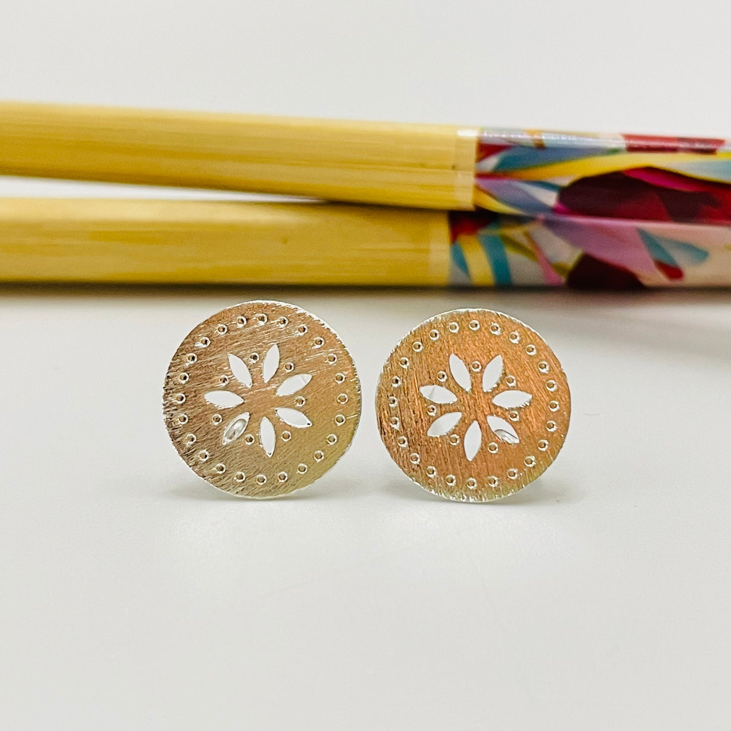 BP91 Base Aro Calada Lijada Flor 8 pétalos central calada y borde con puntos estampados diá. 13 mm Espesor 0.8 mm Argolla posterior Base de Aro Baño Plata Base de Aro hecho de Bronce Bañado en Plata 50 ml Joyas Bañadas en Plata