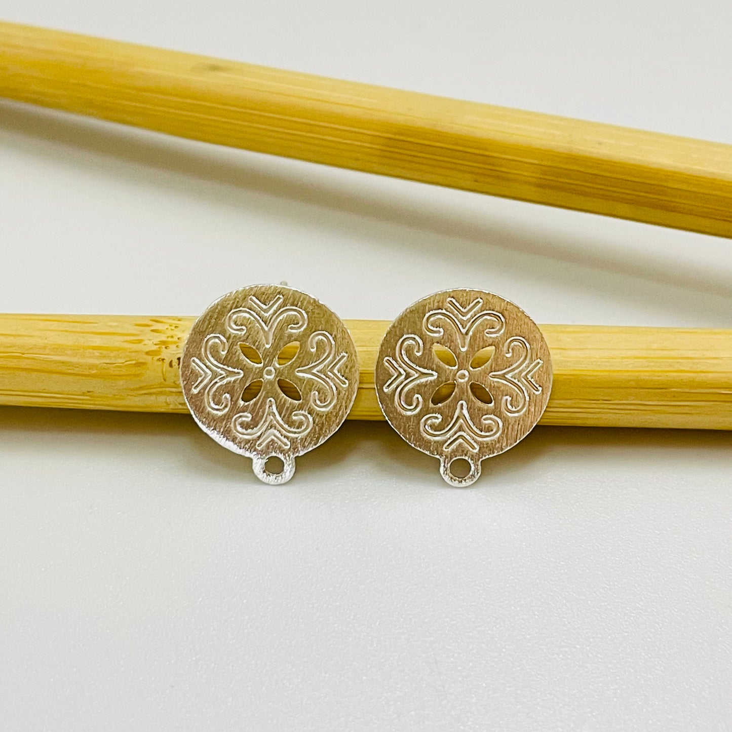 BO91 Base Aro Calada Lijada Flor 8 pétalos central calada y borde con puntos estampados diá. 13 mm Espesor 0.8 mm Argolla posterior Base de Aro Baño Oro Base de Aro hecho de Bronce Bañado en Oro 18K Joyas Bañadas en Oro