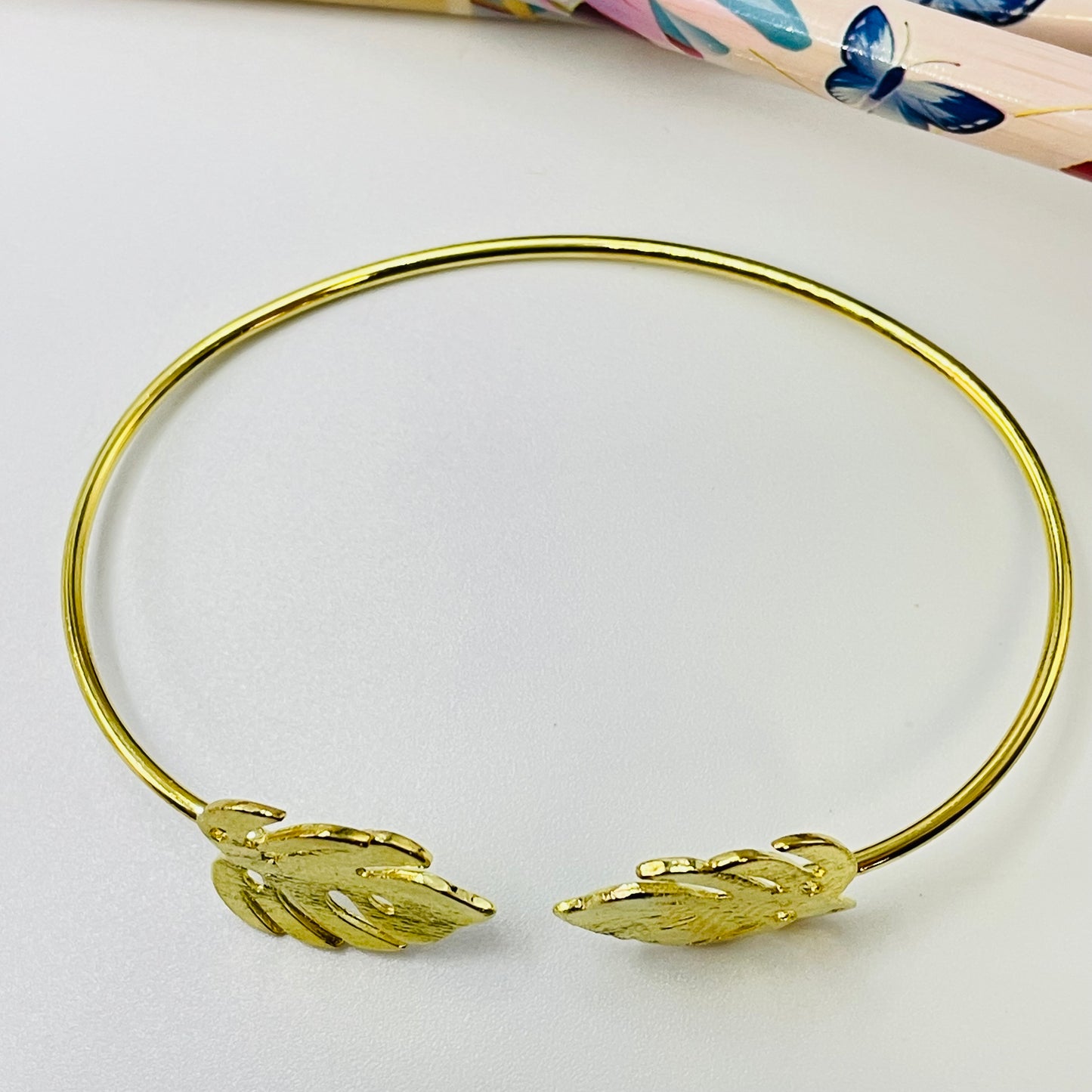 Joyas por Mayor Joyas Bañadas en Oro por Mayor Insumos para Joyas EO28 Esclava con Monstera en puntas 20 x 17 mm Diá. 65 mm espesor 1.5 mm Esclava Baño Oro