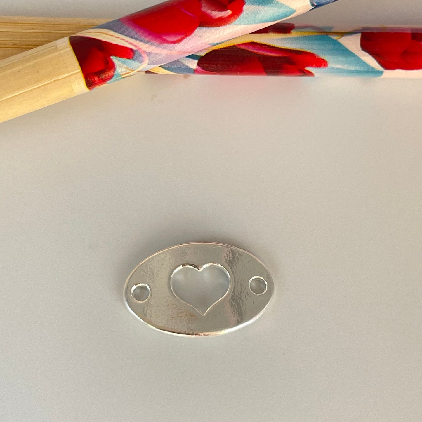 FP1128 Conector Ovalado Corazón Calado con perforaciones 12 x 20 mm Espesor 1.8 mm Figura Baño Plata Figuras Bañadas hecho de Bronce Bañado en Plata 50 ml Joyas Bañadas en Plata