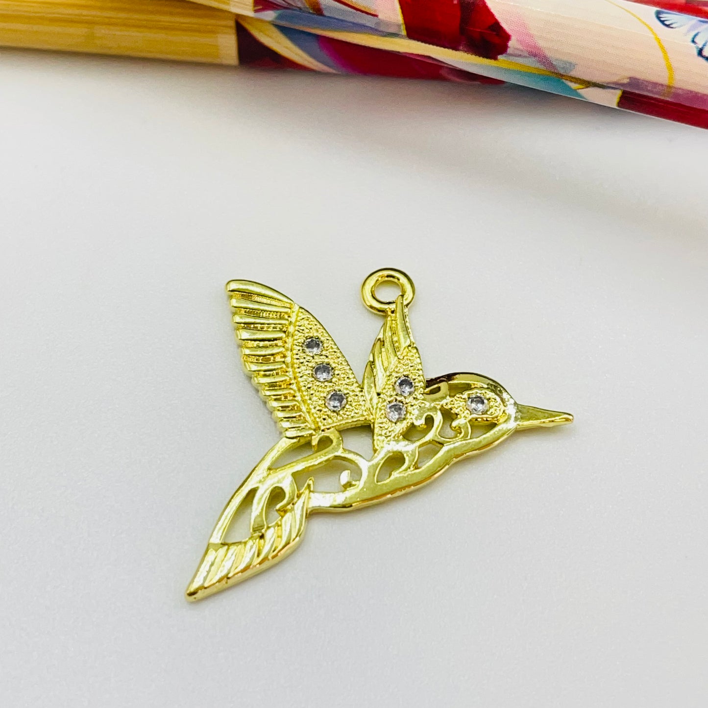 FO1218 Colgante Colibrí Calado Circones 25 x 25 mm Espesor 1.1 mm Figura Baño Oro