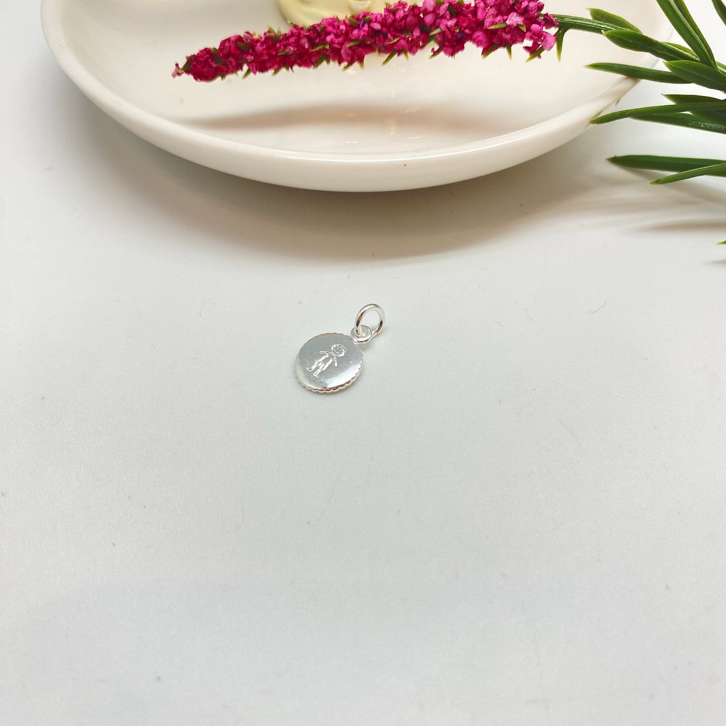 Joyas por Mayor Joyas Bañadas en Plata por Mayor Insumos para Joyas FP1238 Colgante Medalla Niñito Estampada Diá. 10 mm con argollita de 5 mm Espesor 1.2 mm Borde acanalado Figura Baño Plata