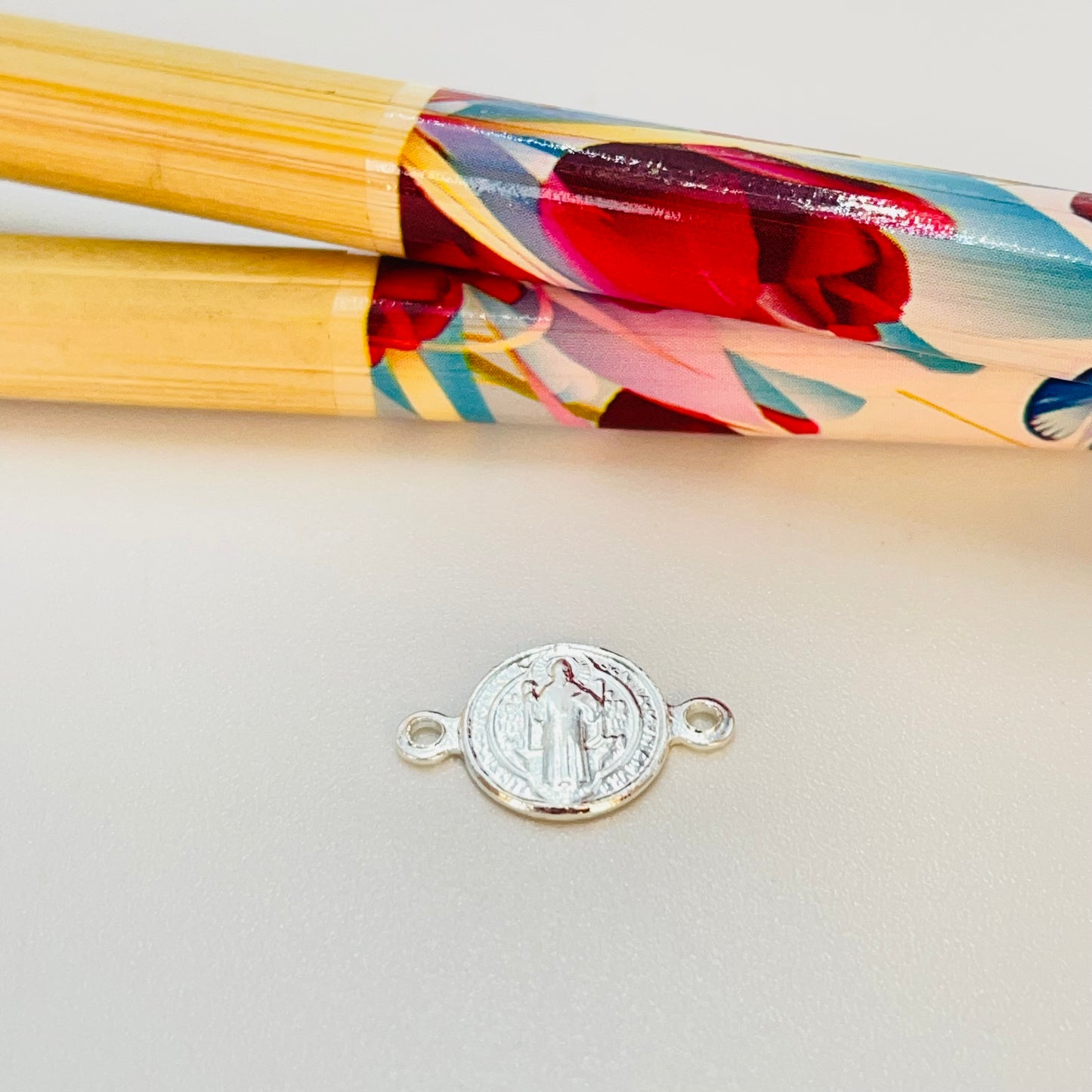 FP1180 Conector San Benito Diá. 9 mm mas argollitas Espesor 1 mm Figura Baño Plata