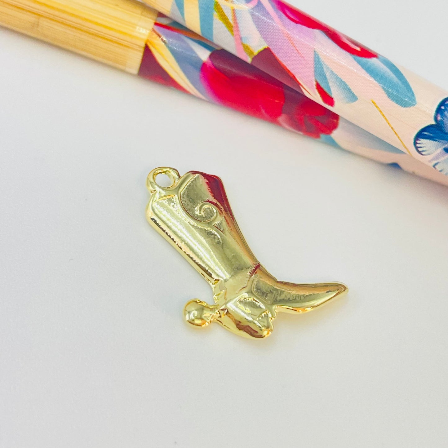 Joyas por Mayor Joyas Bañadas en Oro por Mayor Insumos para Joyas FO1154 Colgante Bota Vaquera 21 x 18 mm Espesor 1.2 mm Figura Baño Oro