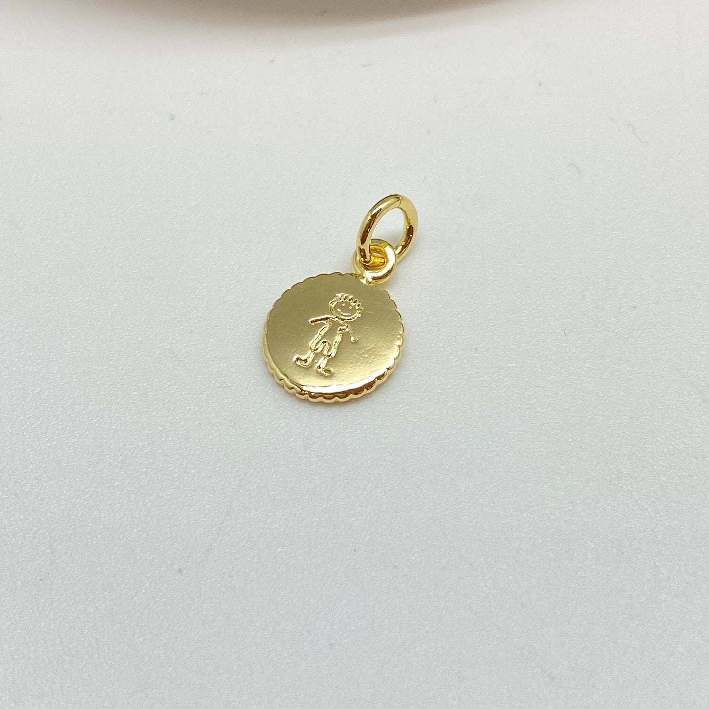 Joyas por Mayor Joyas Bañadas en Oro por Mayor Insumos para Joyas FO1238 Colgante Medalla Niñito Estampada Diá. 10 mm con argollita de 5 mm Espesor 1.2 mm Borde acanalado Figura Baño Oro