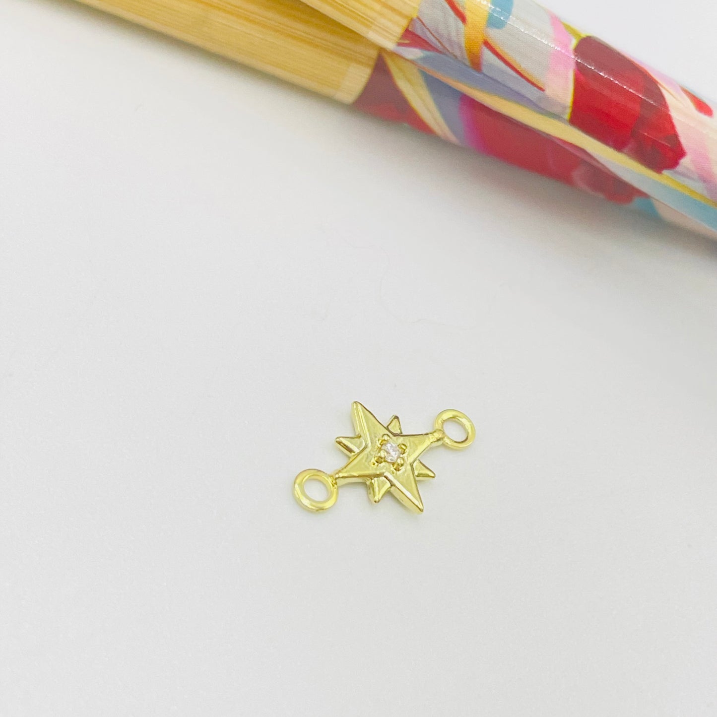FO586 Conector Estrella Guía 1 Circón Figura Baño Oro Figuras Bañadas en Oro y Plata hecho de Bronce Bañado en Oro 18K