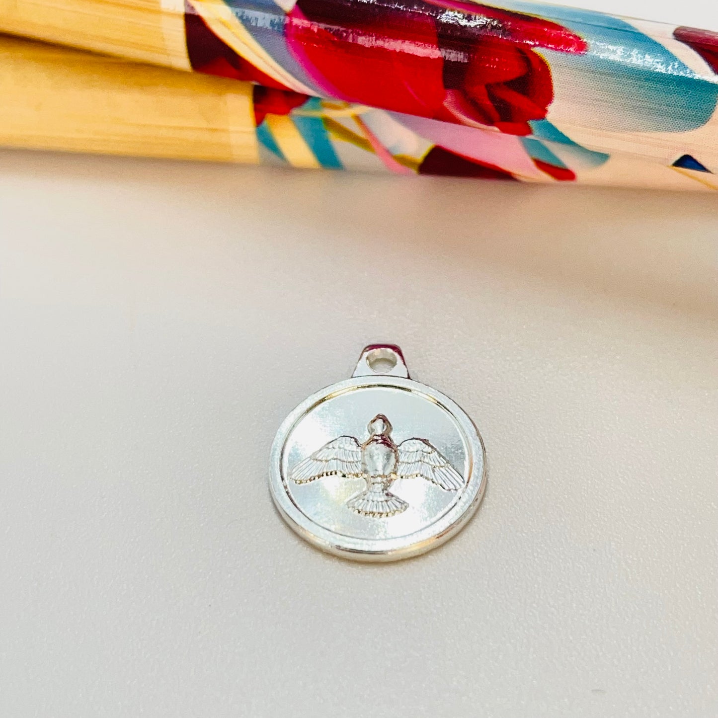 FP1188 Colgante Medalla Redonda Espíritu Santo Diá. 12 mm más argollita Espesor 1 mm Figura Baño Plata