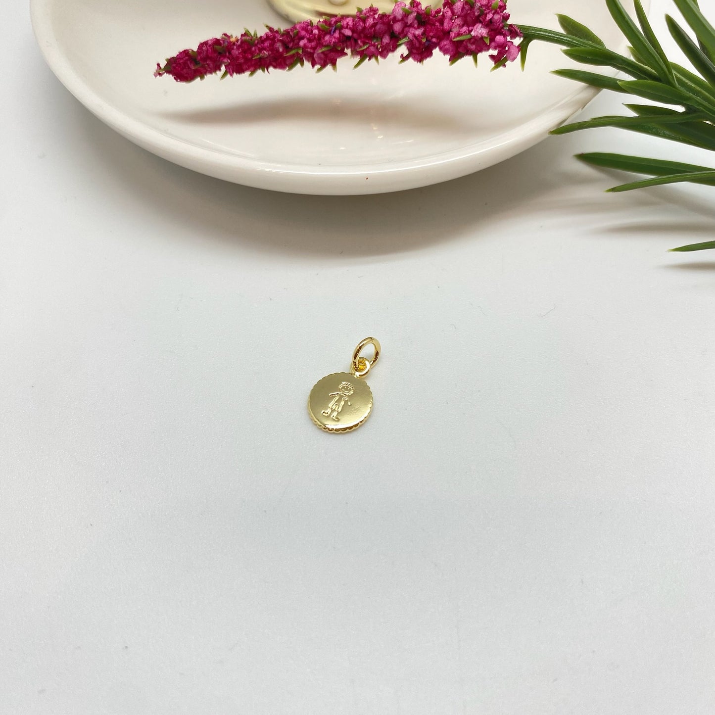 Joyas por Mayor Joyas Bañadas en Oro por Mayor Insumos para Joyas FO1238 Colgante Medalla Niñito Estampada Diá. 10 mm con argollita de 5 mm Espesor 1.2 mm Borde acanalado Figura Baño Oro